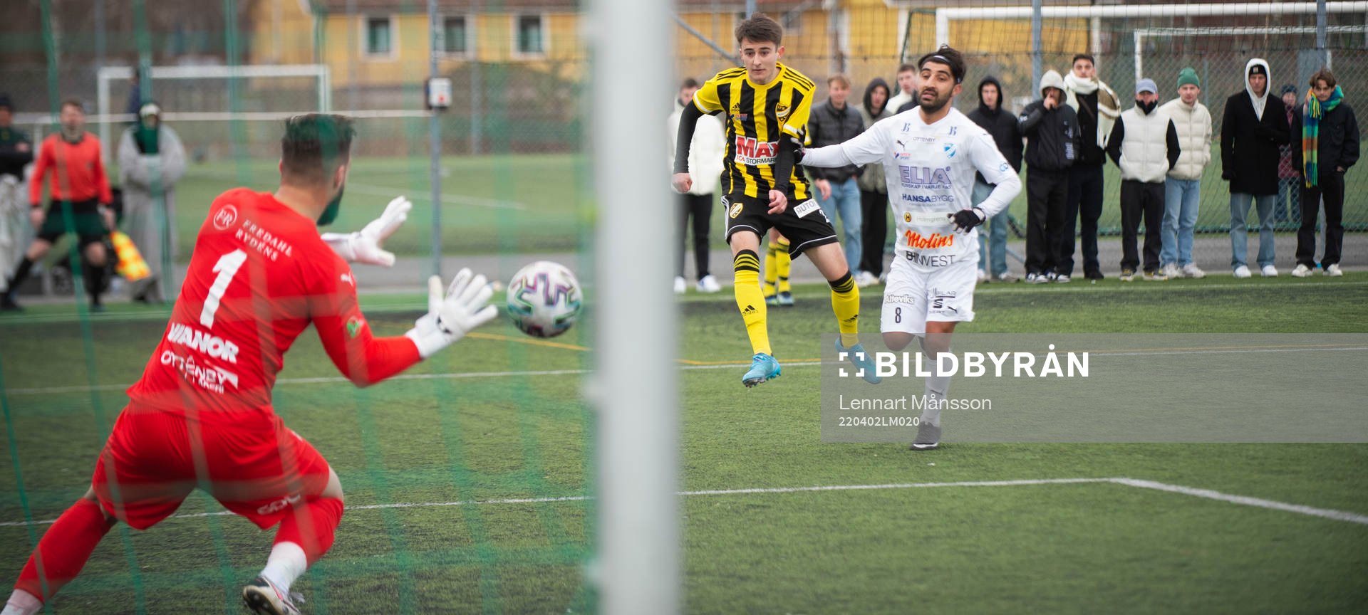 IFK Hässleholms Armin Culum skjuter mot Bergas målvakt i
