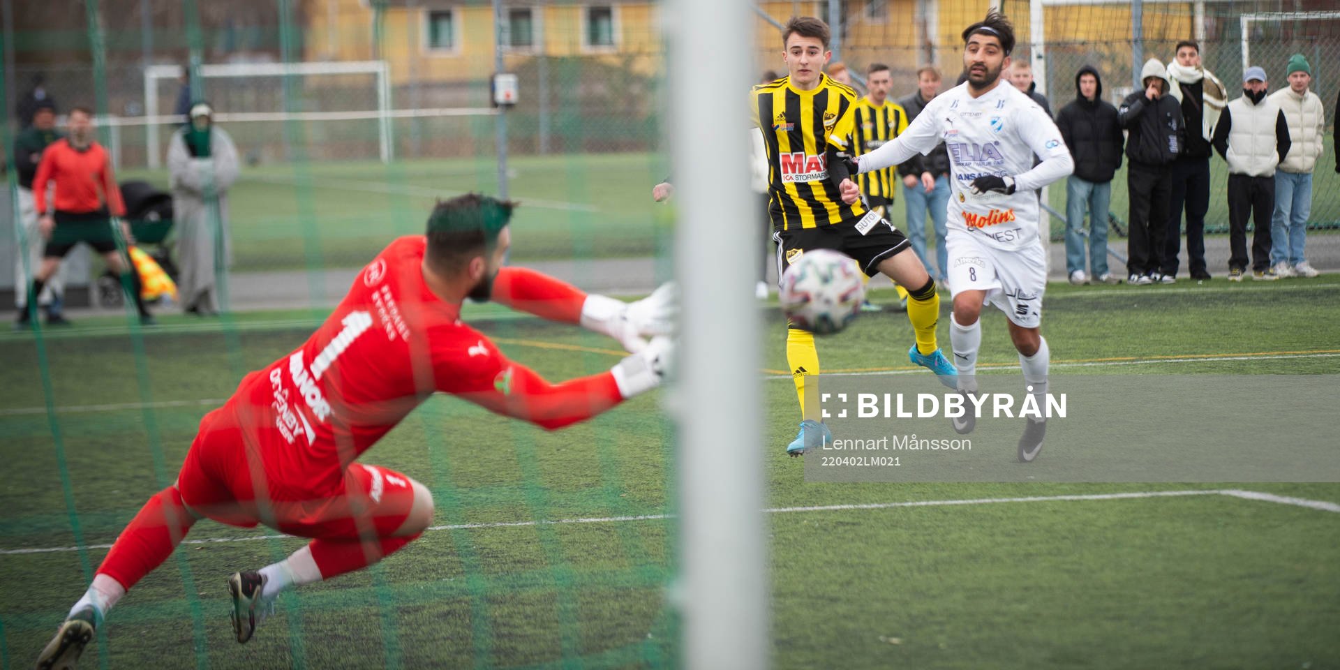IFK Hässleholms Armin Culum skjuter och Bergas målvakt
