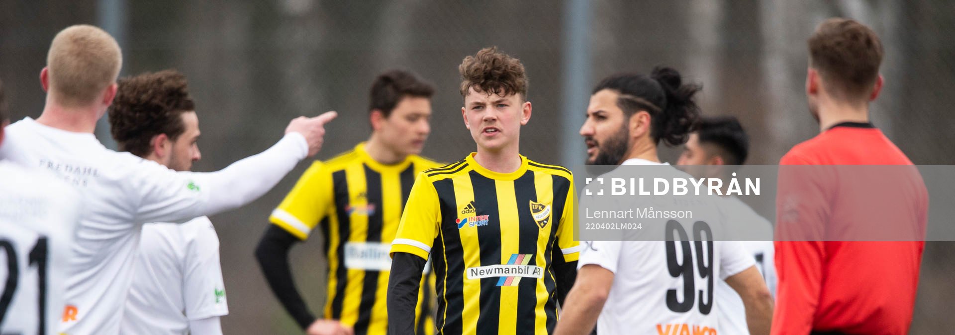 Berga pekar på IFKs Max Nilsson i matchen i div. 2 Södra