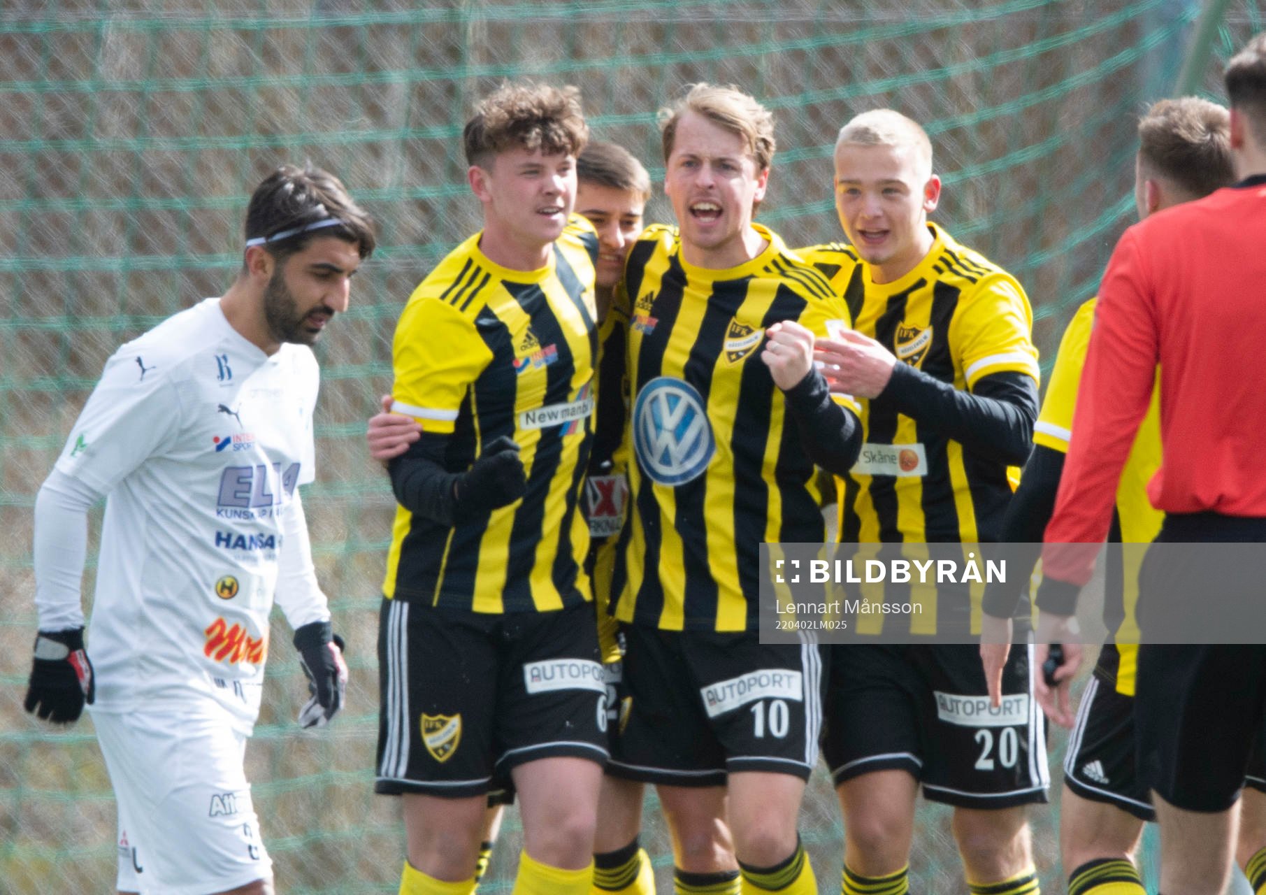 IFK Hässleholms Armin Culum har gjort 1-0 och grattas av