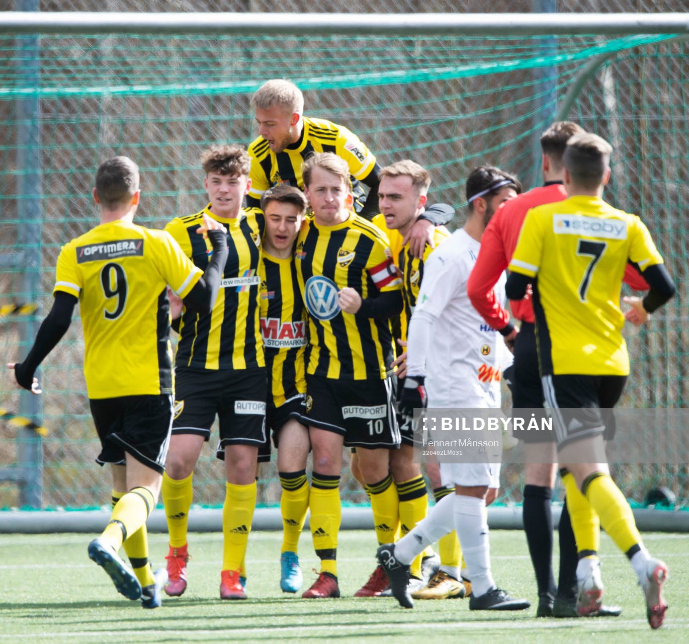 IFK Hässleholms Armin Culum har gjort 1-0 och grattas av