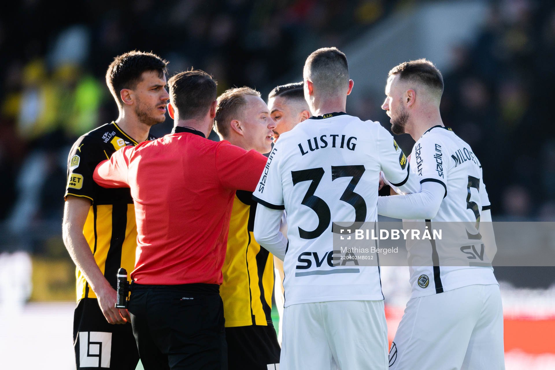 Häckens Alexander Jeremejeff och Gustav Berggren i bråk med AIK:s Mikael Lustig och Alexander Milosevic under fotbollsmatchen i Allsvenskan mellan Häcken och AIK den 2 april 2022 i Göteborg.
