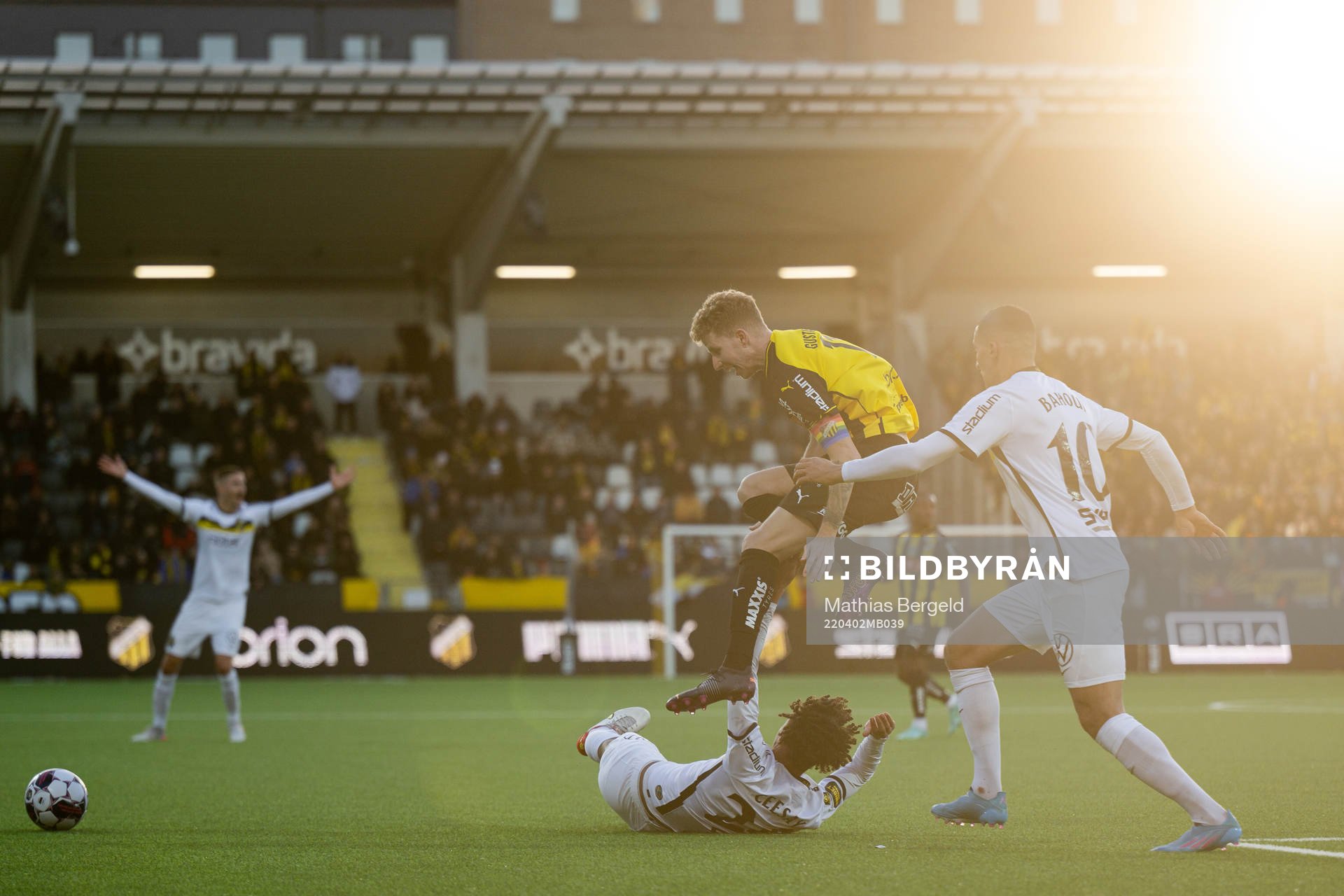s Jesper Ceesay och Nabil Bahoui i en kamp mot Häckens