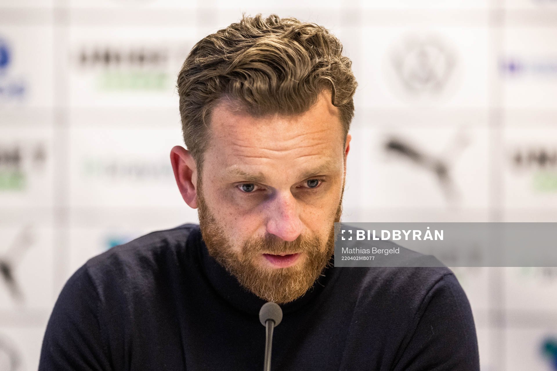s tränare Bartosz Grzelak på presskonferensen