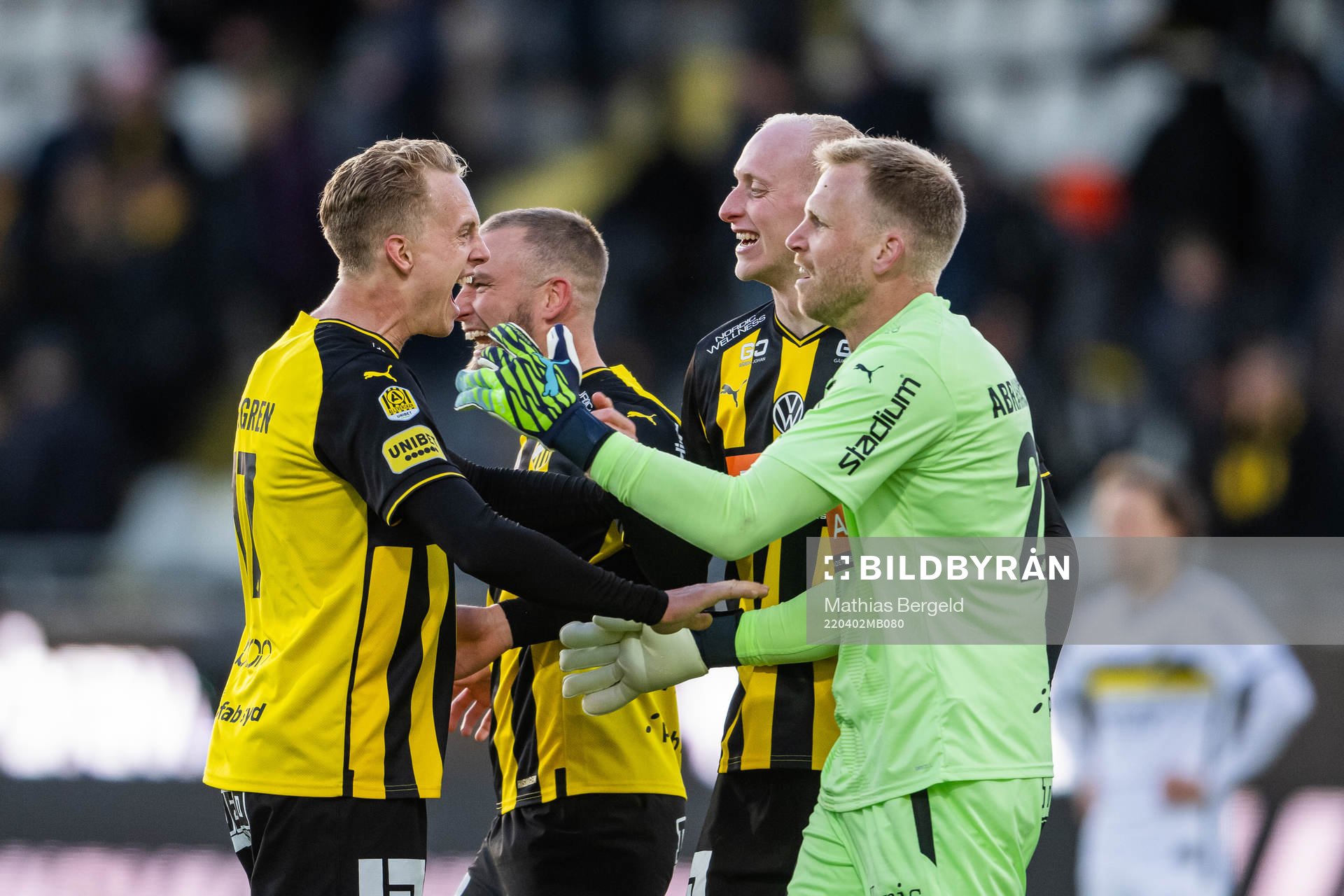 Häckens Gustav Berggren och målvakt Peter Abrahamsson jublar efter fotbollsmatchen i Allsvenskan mellan Häcken och AIK den 2 april 2022 i Göteborg.