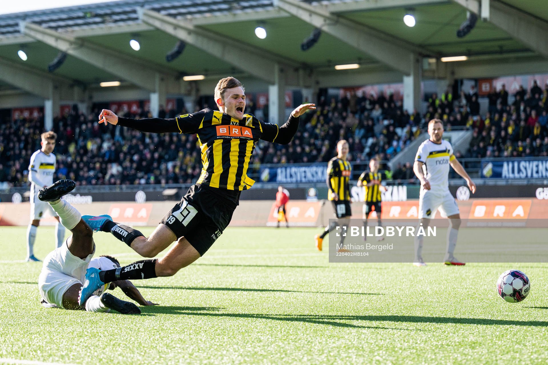 Häckens Oscar Uddenäs faller i kamp med AIK:s Erick Otieno Ouma under fotbollsmatchen i Allsvenskan mellan Häcken och AIK den 2 april 2022 i Göteborg. 