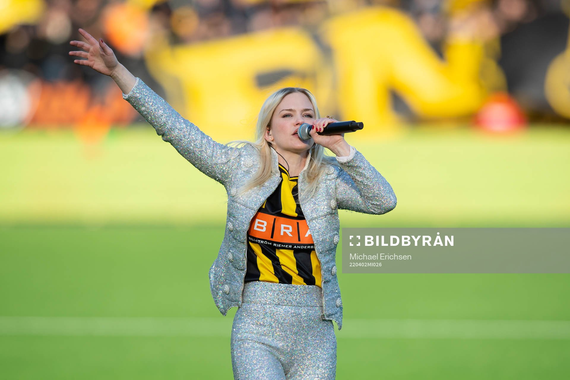 Ida Redig uppträder innan fotbollsmatchen i Allsvenskan mellan Häcken och AIK den 2 april 2022 i Göteborg. 
