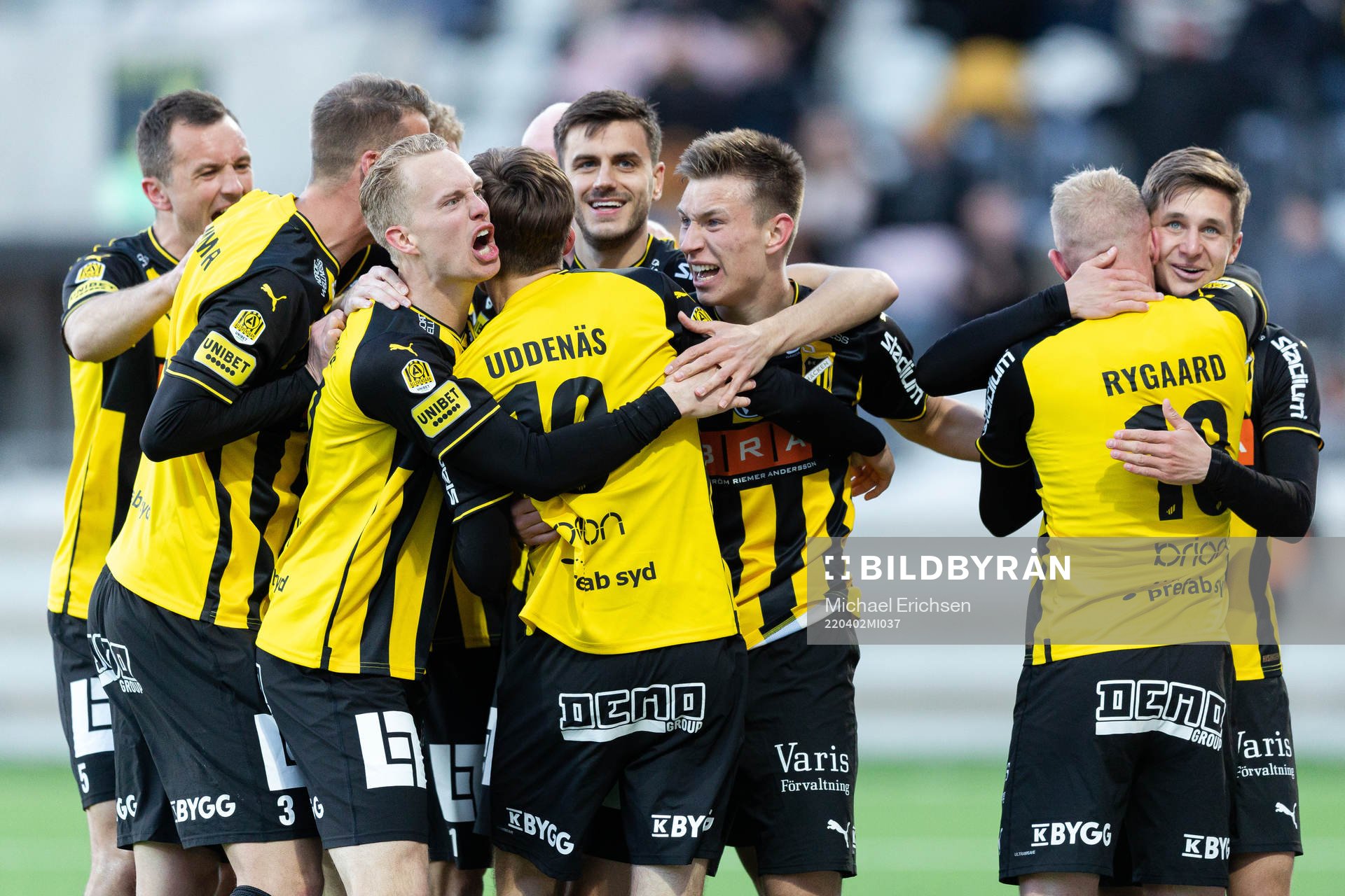 Häckens spelare jublar med Oscar Uddenäs