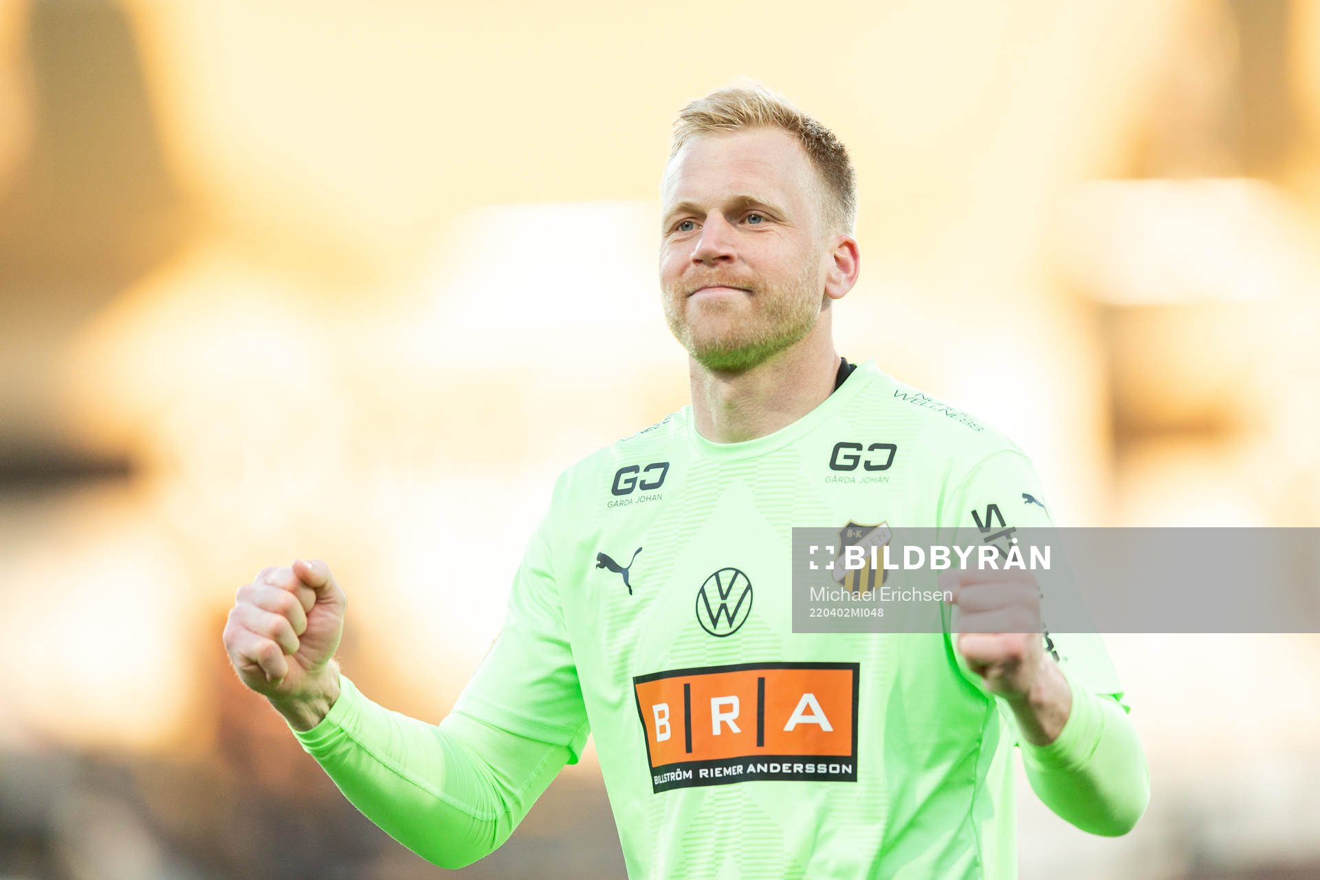 Häckens målvakt Peter Abrahamsson jublar