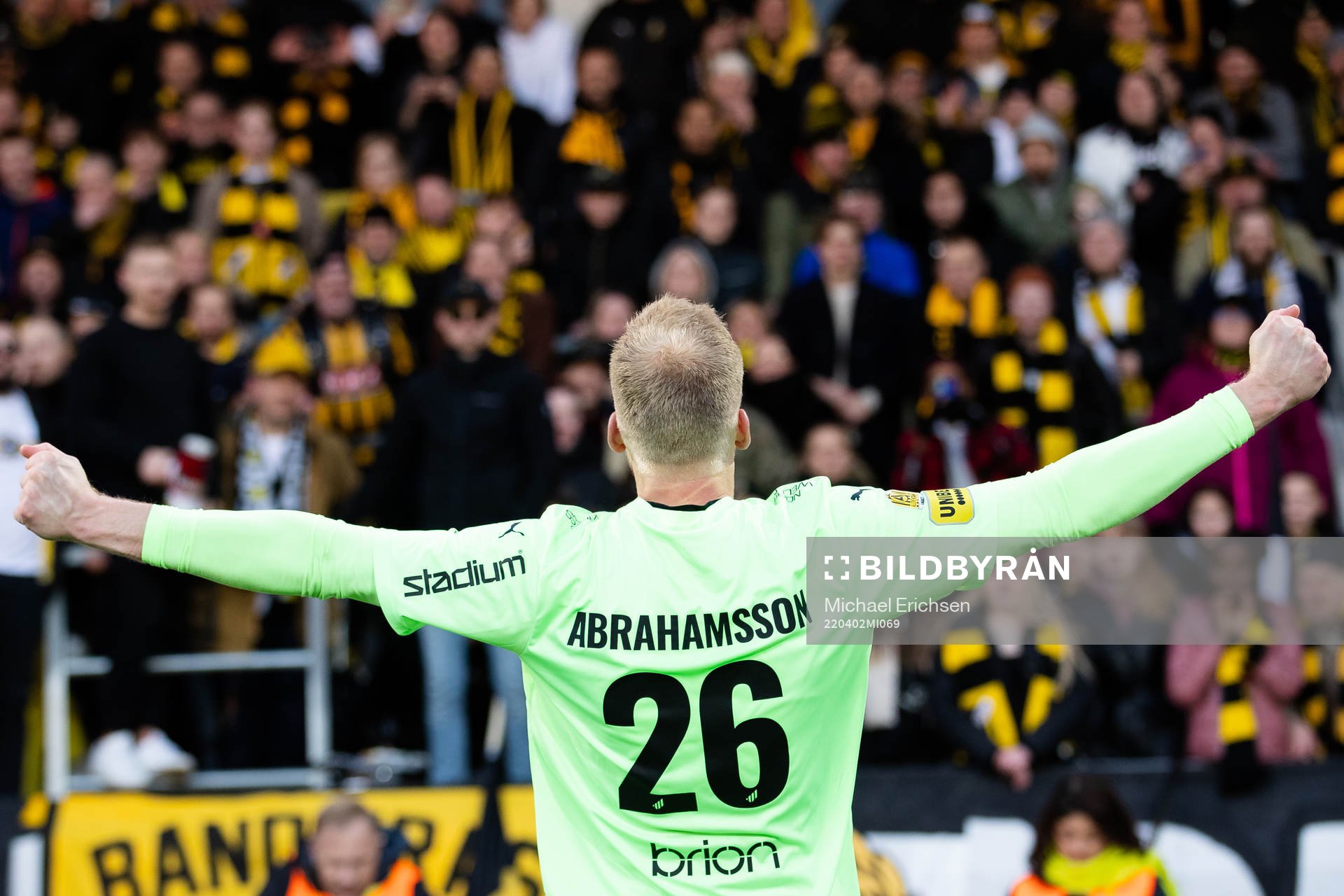 Häckens målvakt Peter Abrahamsson tackar publiken