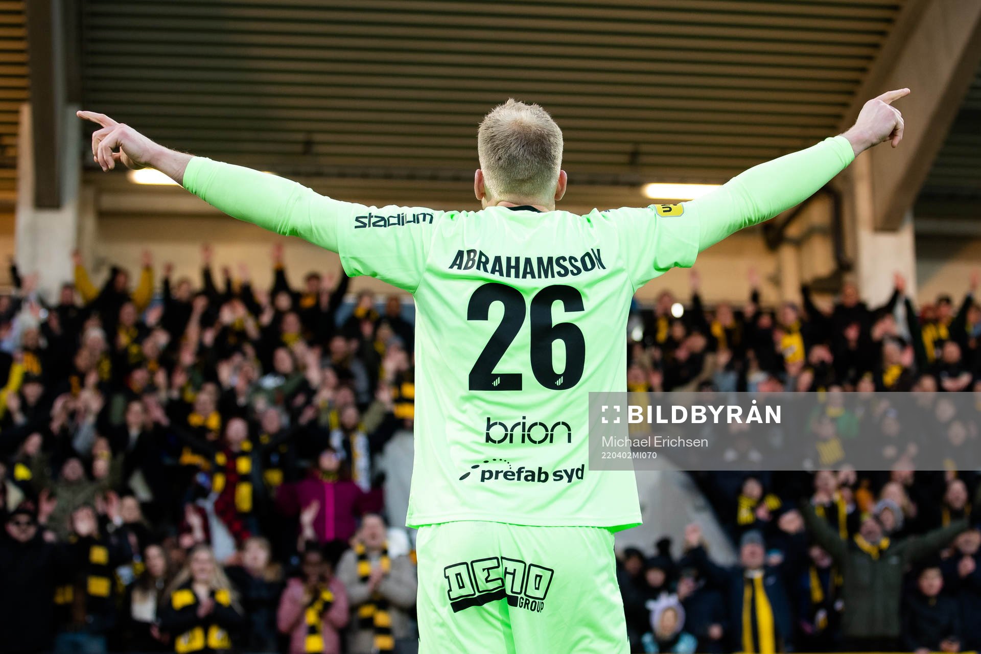 Häckens målvakt Peter Abrahamsson tackar och jublar