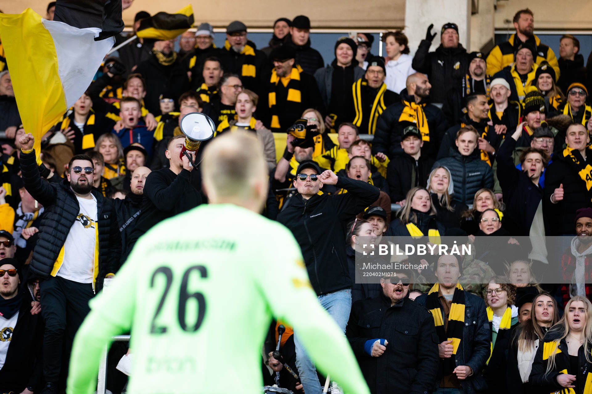 Häckens målvakt Peter Abrahamsson tackar och jublar