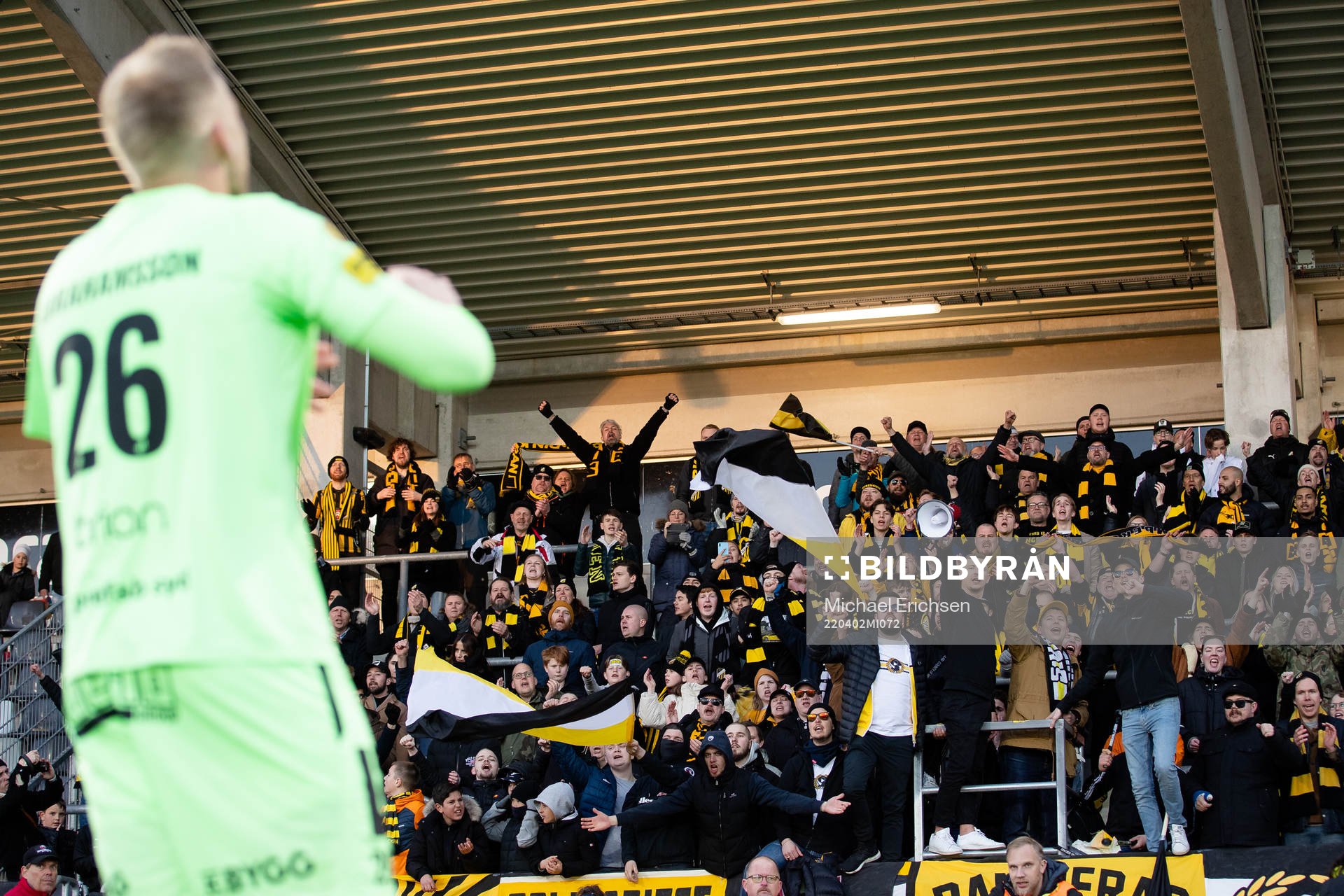 Häckens målvakt Peter Abrahamsson tackar och jublar