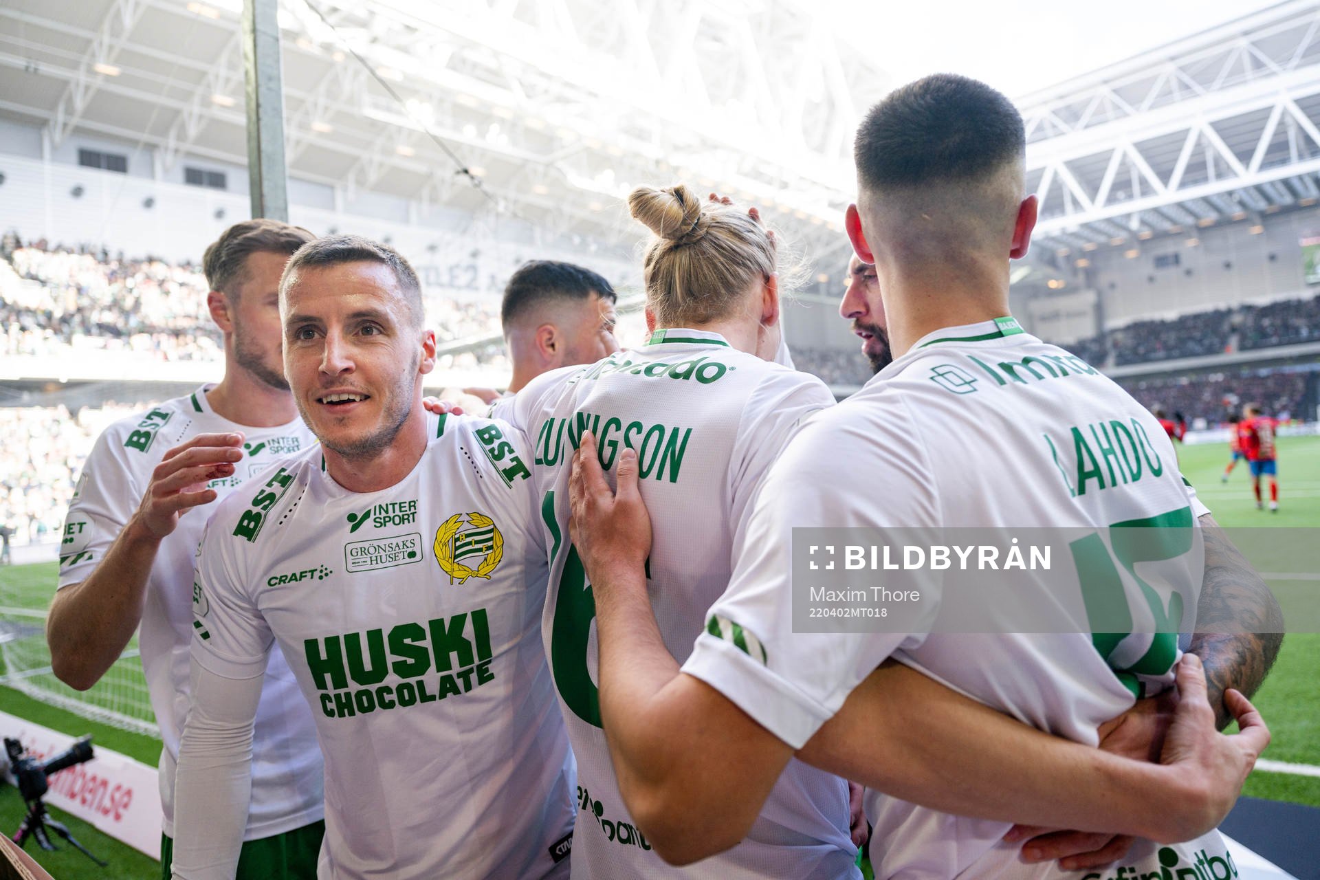 Hammarbys Jeppe Andrup Andersen och Gustav Ludwigson jublar efter 1-0 under fotbollsmatchen i Allsvenskan mellan Hammarby och Helsingborg den 2 april 2022 i Stockholm.