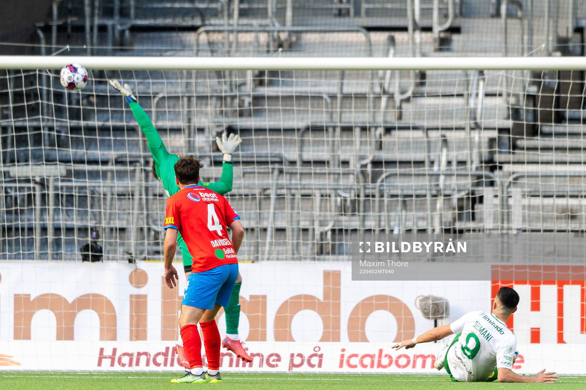 Helsingborgs målvakt Kalle Joelsson räddar skott från