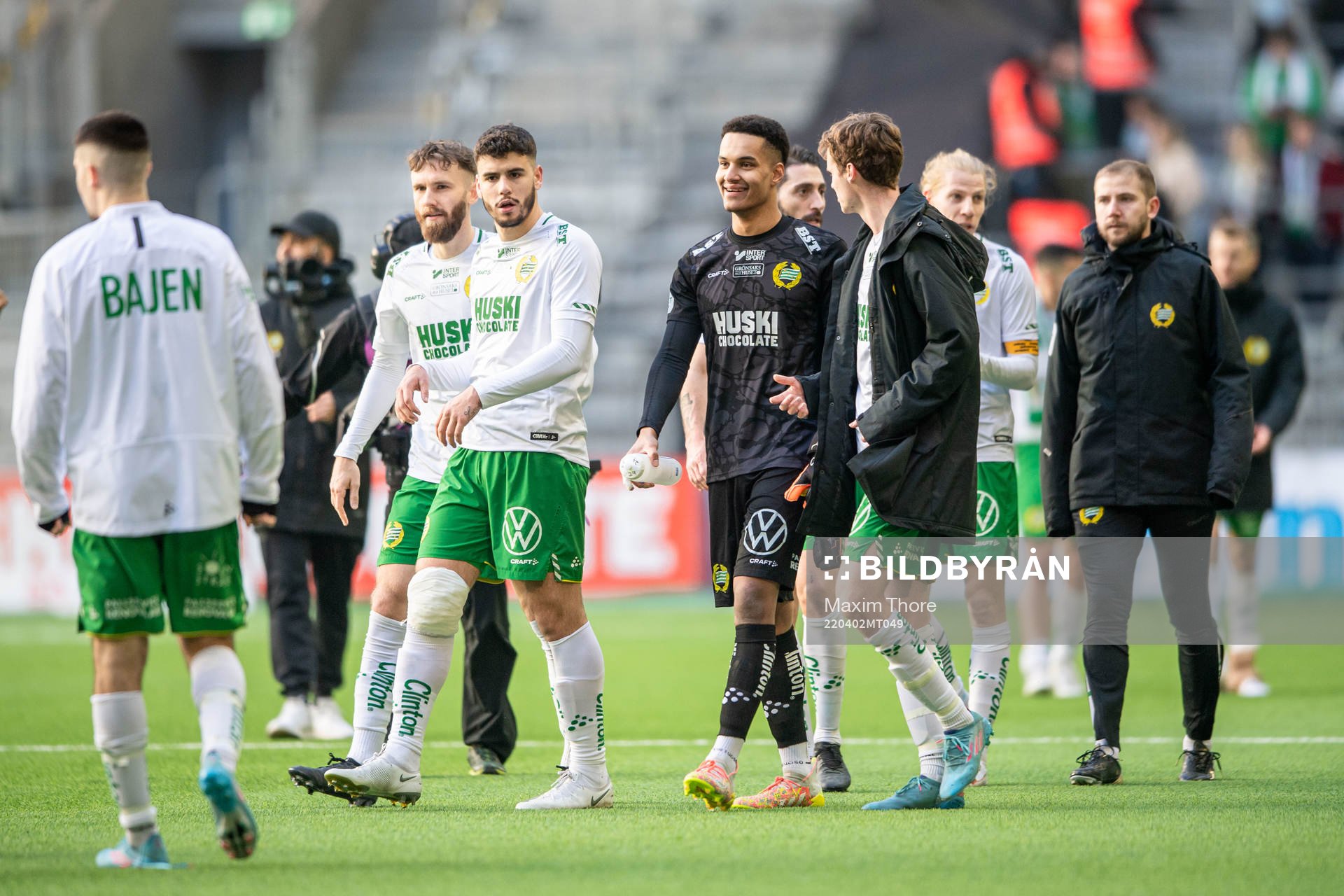 Hammarbys målvakt Oliver Dovin jublar med lagkamrater