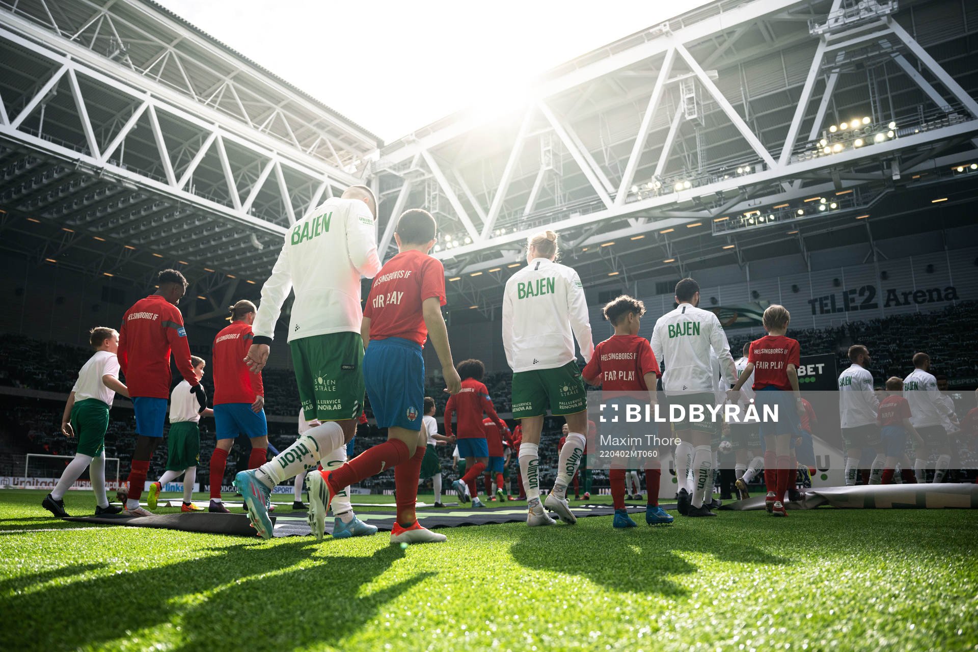 Spelarna gör entré till fotbollsmatchen i Allsvenskan mellan Hammarby och Helsingborg den 2 april 2022 i Stockholm. 