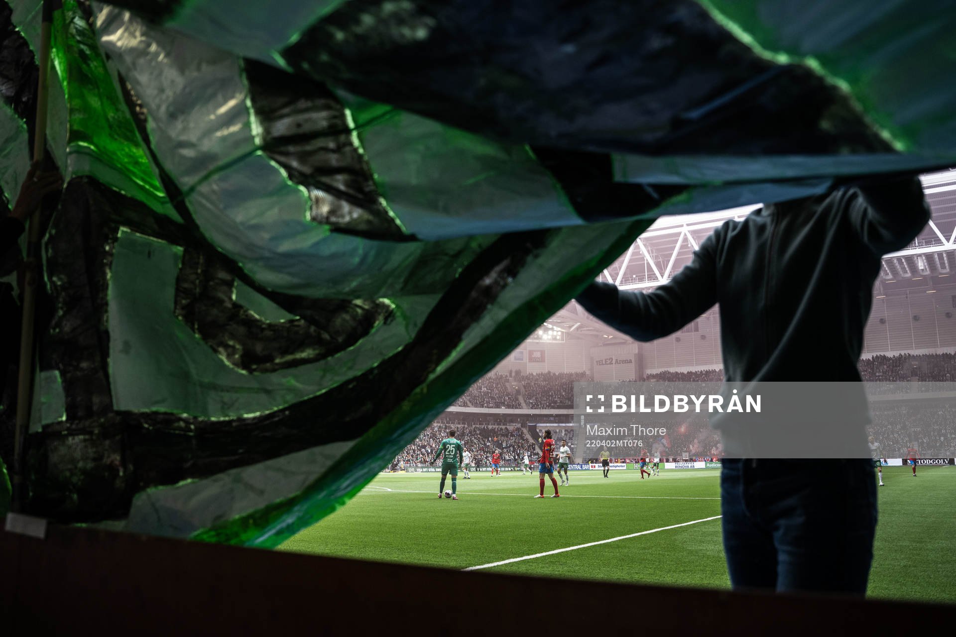 En hammarby-supporter drar ner tifot