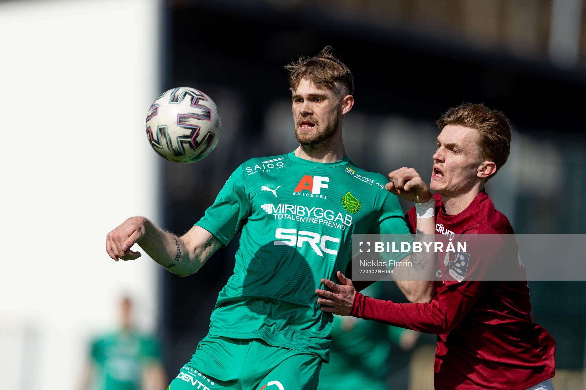 Olympics Albin Sjöstrand Bjurnemark mot Qvidings Julius Johansson under fotbollsmatchen i Ettan södra mellan Qviding och BK Olympic den 2 april 2022 i Göteborg.