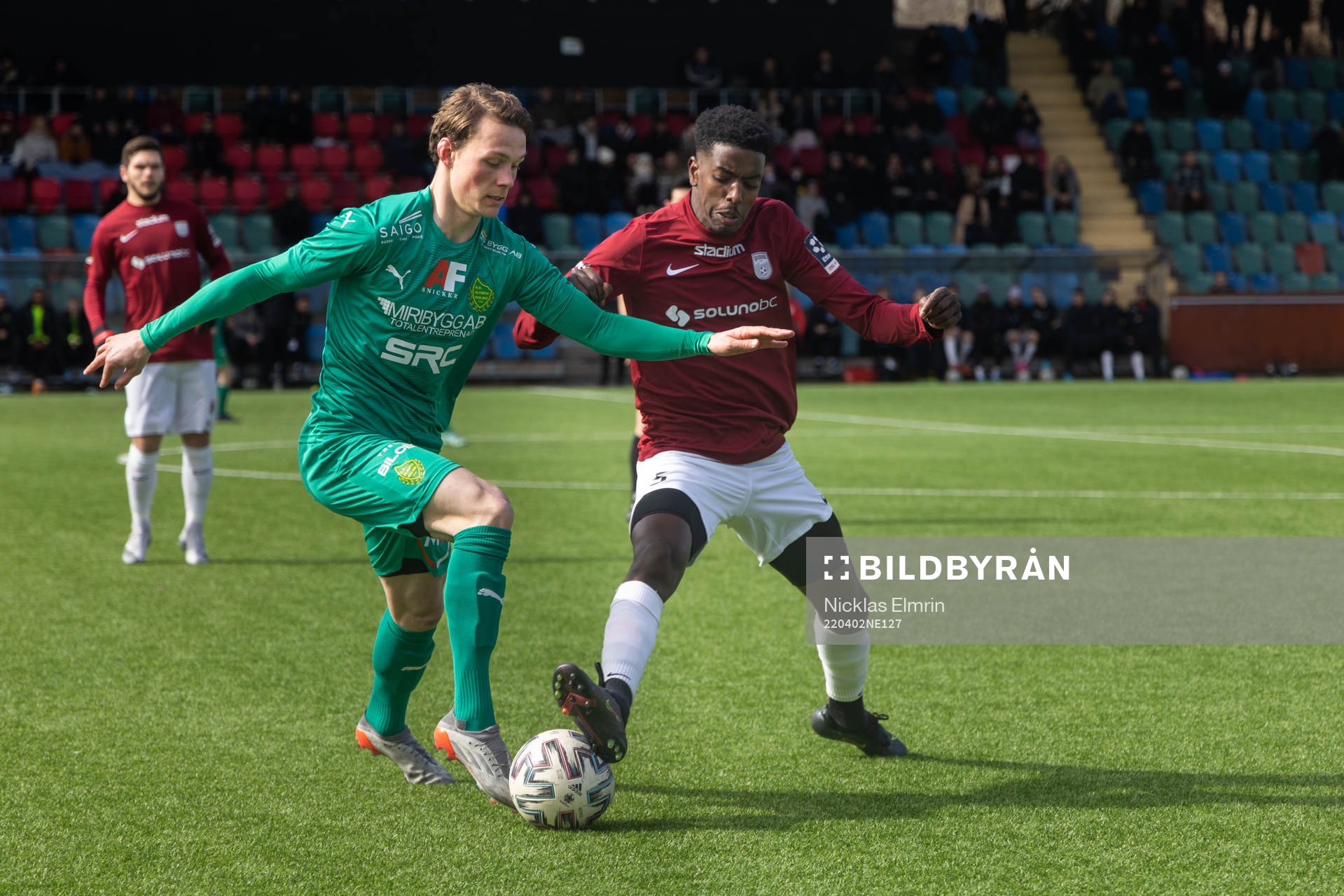 Olympics Axel Sjöberg mot Qvidings Hussein Cabdi Mohammed under fotbollsmatchen i Ettan södra mellan Qviding och BK Olympic den 2 april 2022 i Göteborg.
