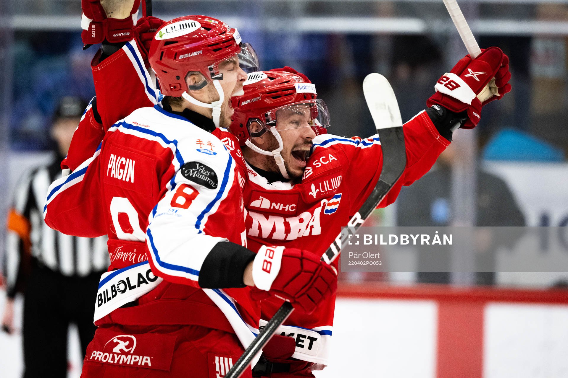 Timrås Ziyat Paigin och Ty Rattie jublar