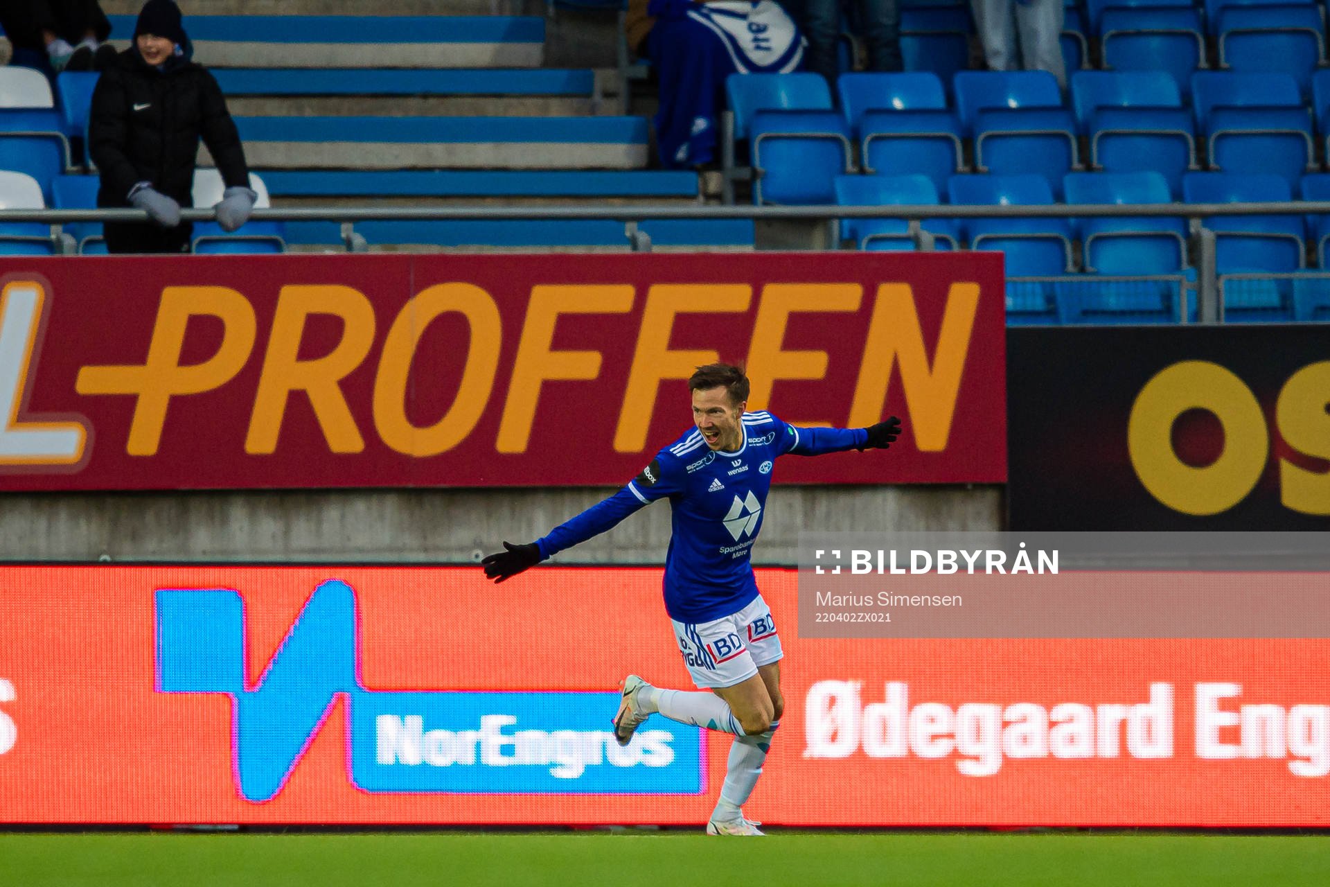 Martin Linnes of Molde celebrates after scoring the 1-0 goal during the Eliteserien match between Molde and Vålerenga on April 2, 2022 in Molde.