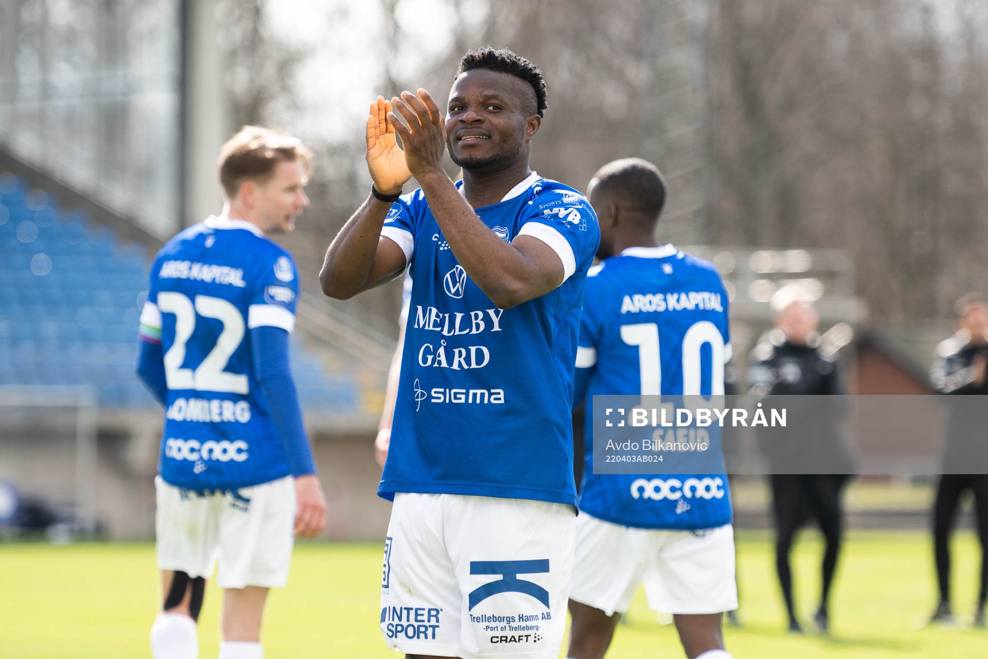 Trelleborgs Henry Offia jublar efter slutsignalen under fotbollsmatchen i Superettan mellan Trelleborg och Utsikten den 3 april 2022 i Trelleborg.