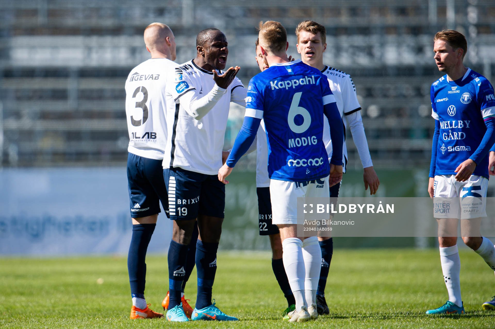 Trelleborgs Jesper Modig och Utsiktens Nsima Peter