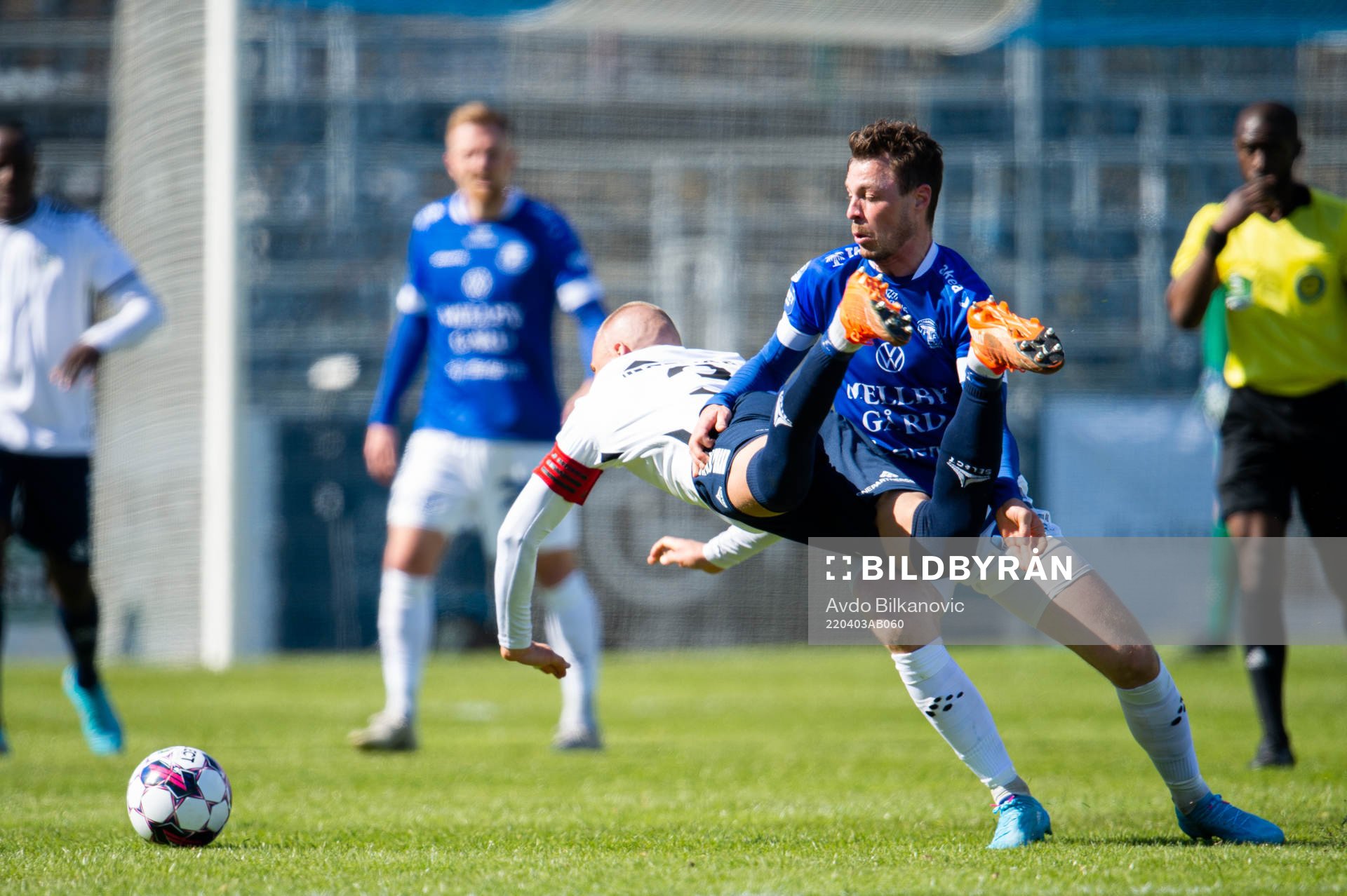 Trelleborgs Nicolas Mortensen och Utsiktens Jesper Brandt under fotbollsmatchen i Superettan mellan Trelleborg och Utsikten den 3 april 2022 i Trelleborg.