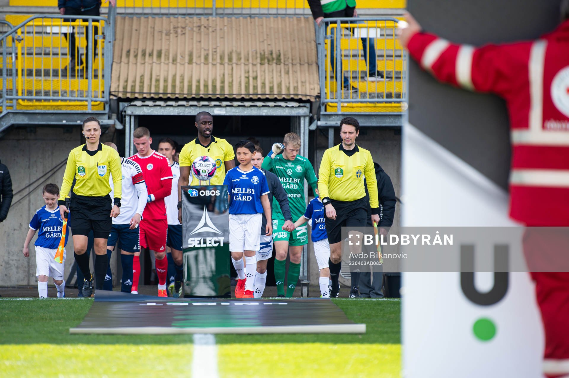 Spelare och domare gör entré