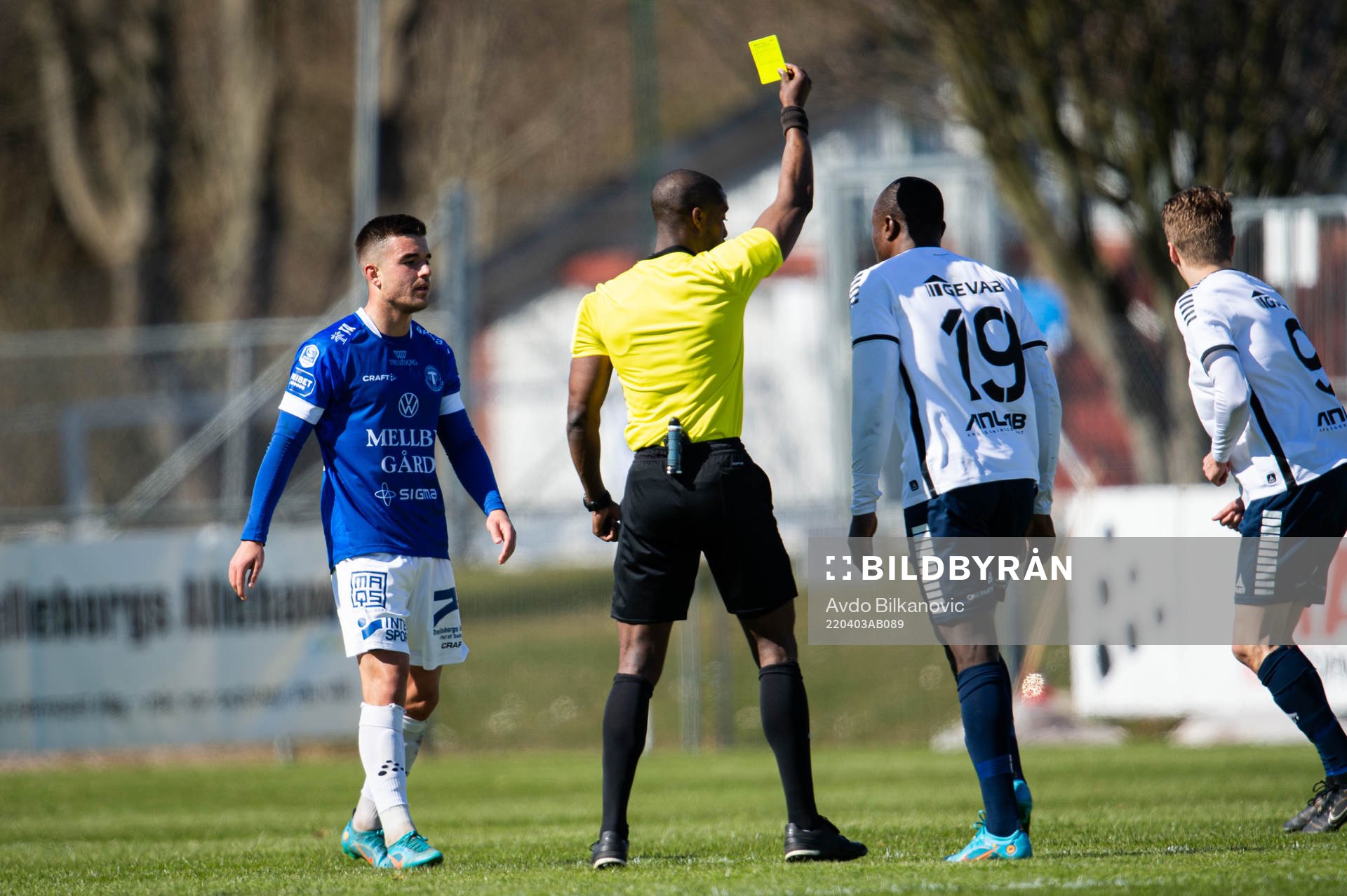 Trelleborgs Haris Brkic får varning av domaren Fredrik