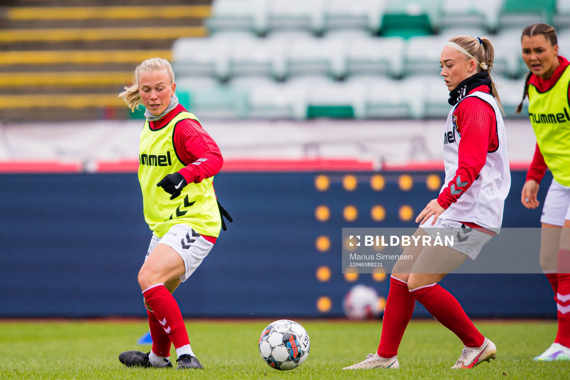 Emilie Bølviken and Julie Aune Jorde of Lyn warms up