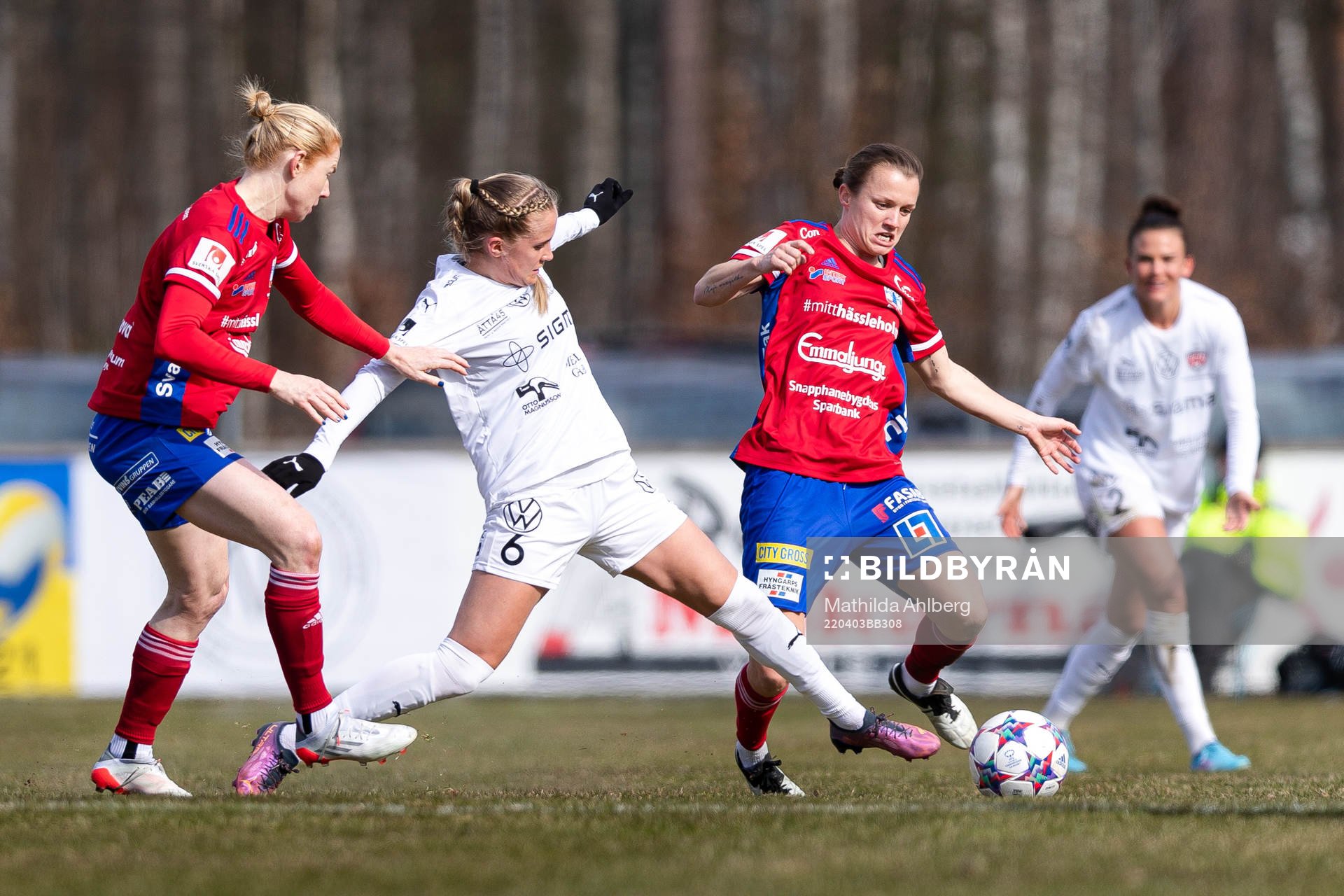 Vittsjös Clare Polkinghorne och Kayla Adamek i en kamp mot