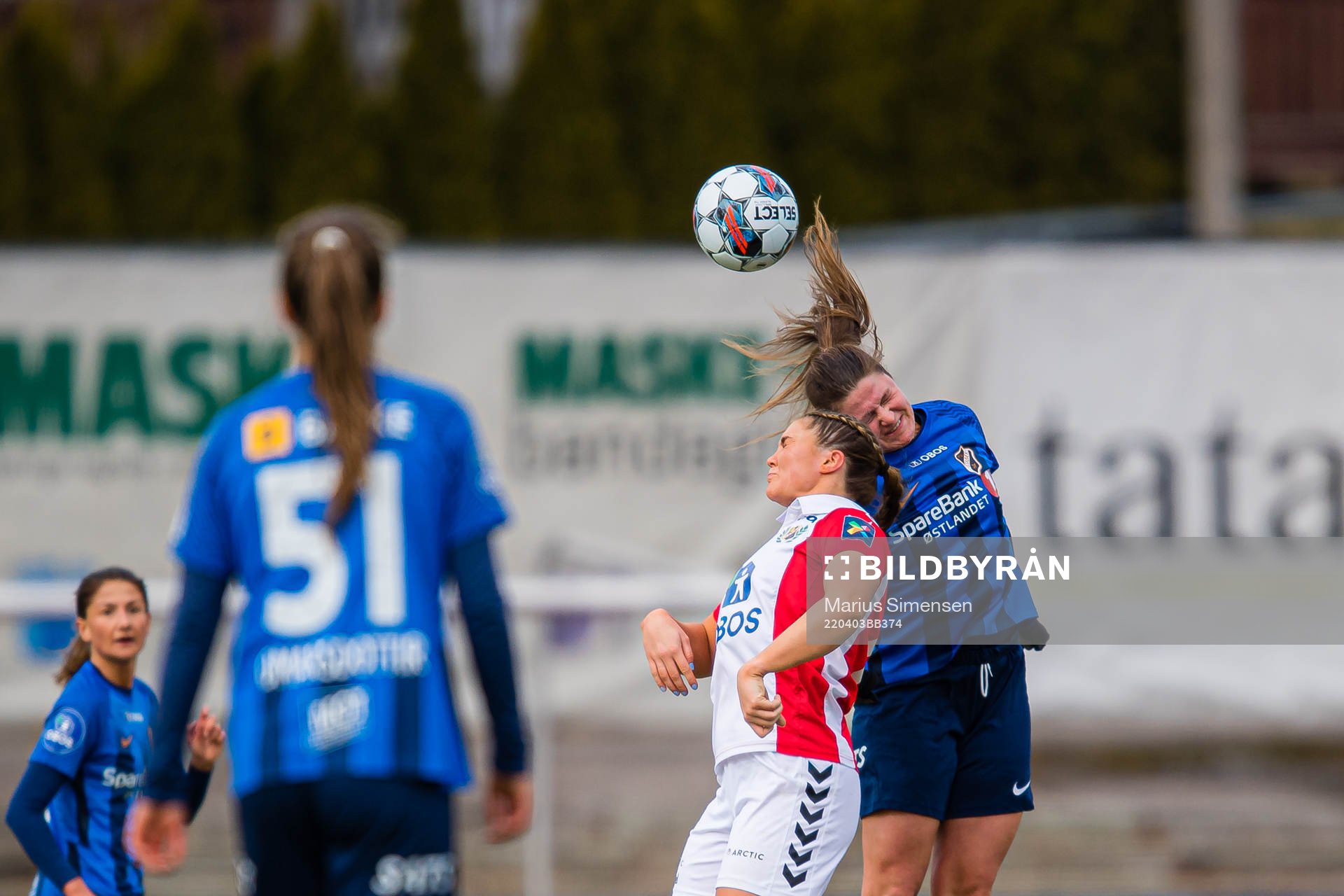 Anna Nerland Aahjem of Lyn and Kim Maria Sundlöv of Stabæk during the Toppserien football match between Stabæk and Lyn on April 3, 2022 in Bekkestua.