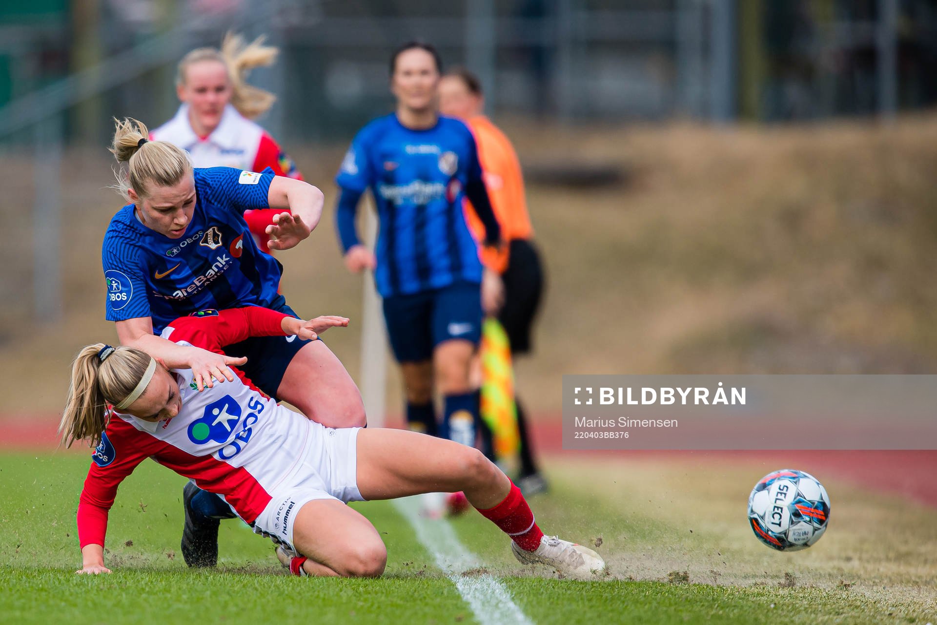 Julie Aune Jorde of Lyn and Linn Huseby of Stabæk
