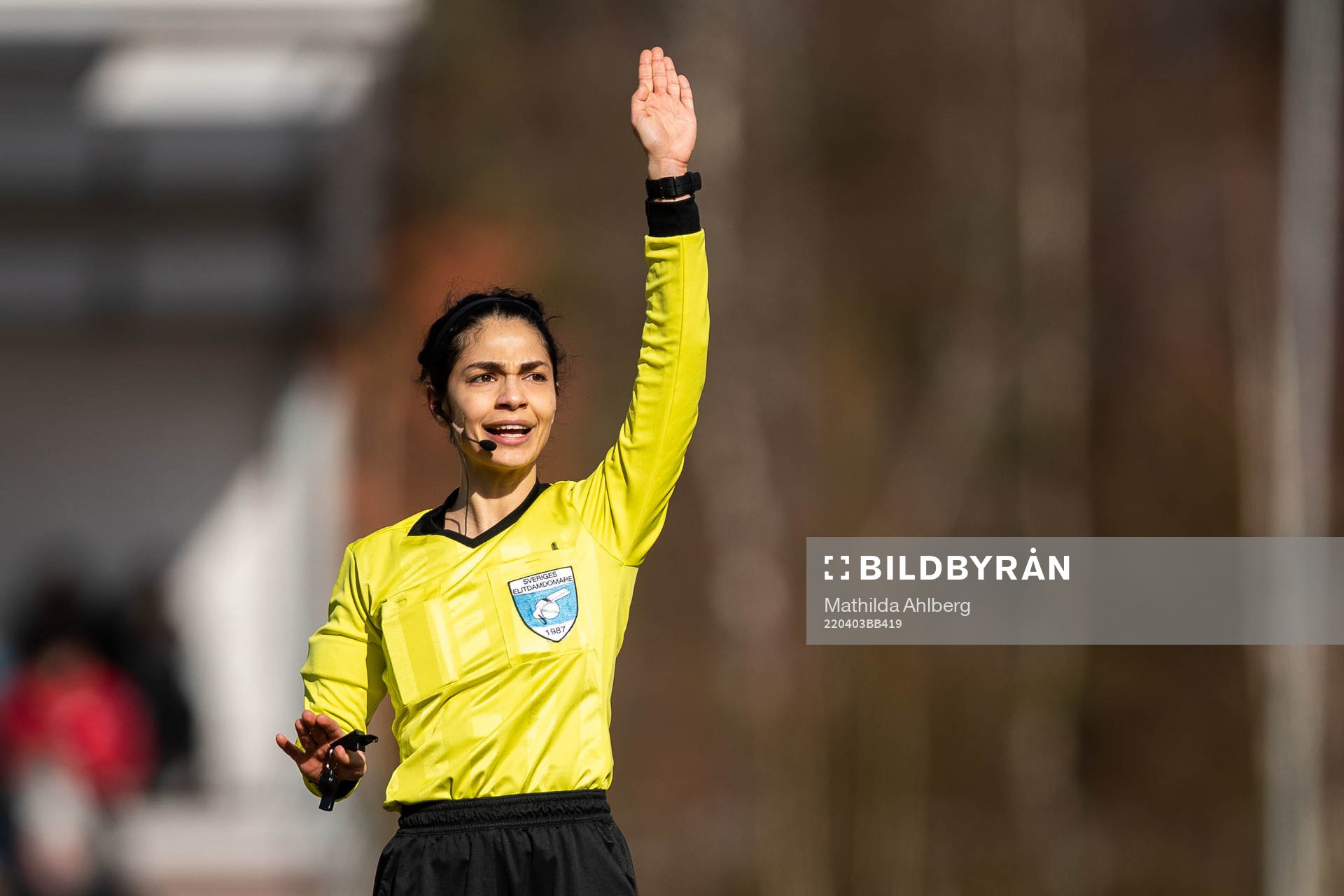 Domare Maral Mirzai Beni under fotbollsmatchen i Damallsvenskan mellan Vittsjö och FC Rosengård den 3 april 2022 i Vittsjö. 