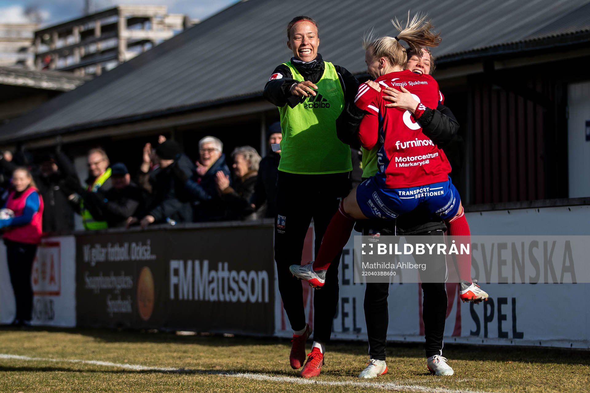Vittsjös Jutta Rantala jublar med lagkamrater