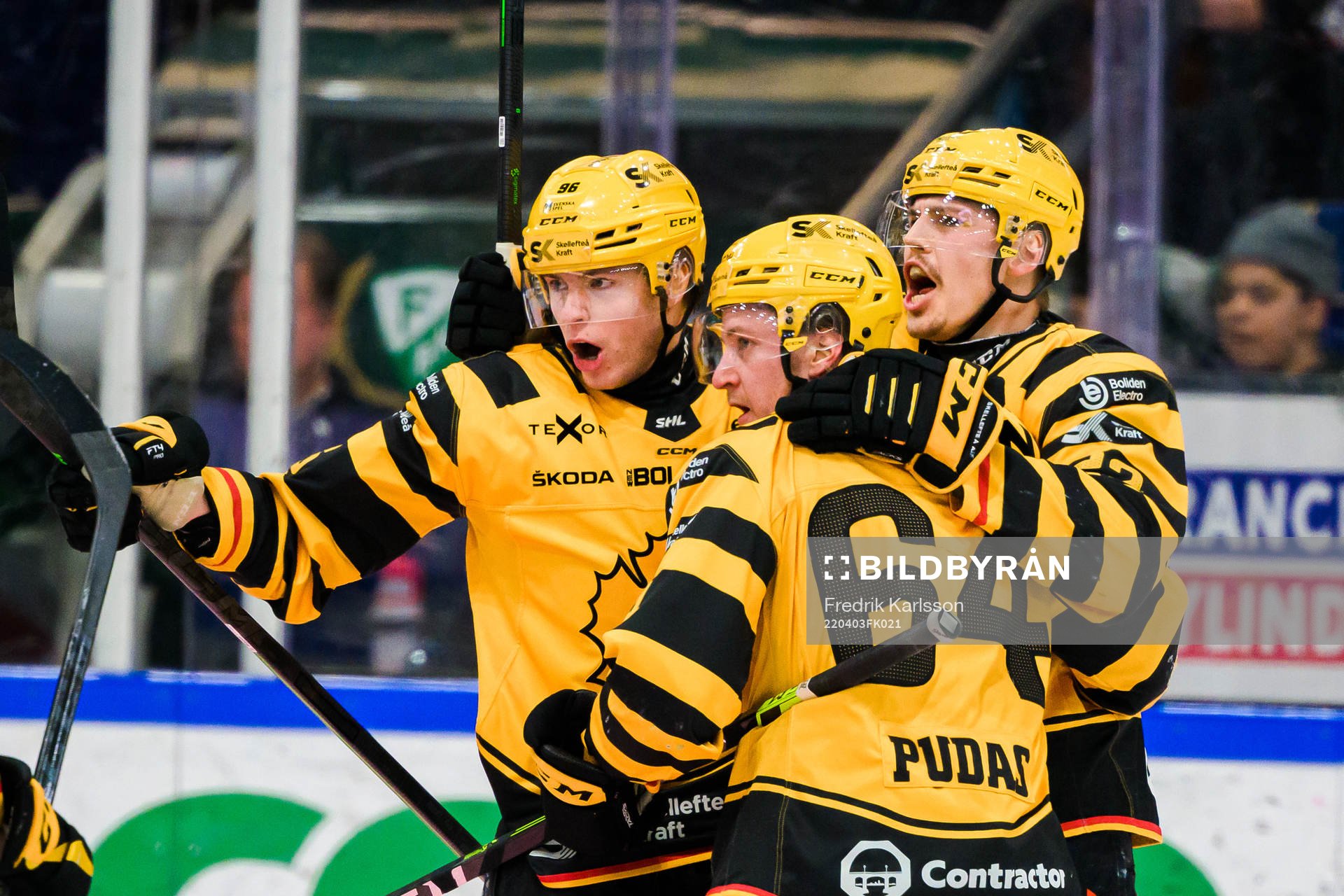 Skellefteås Jonathan Pudas jublar med lagkamrater