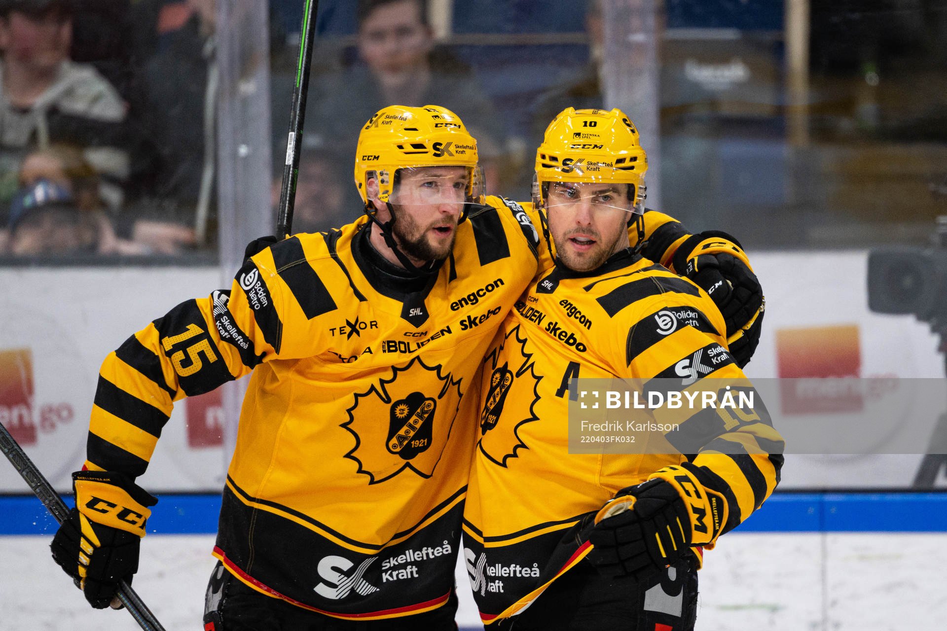 Skellefteås Melker Karlsson och Joakim Lindström jublar