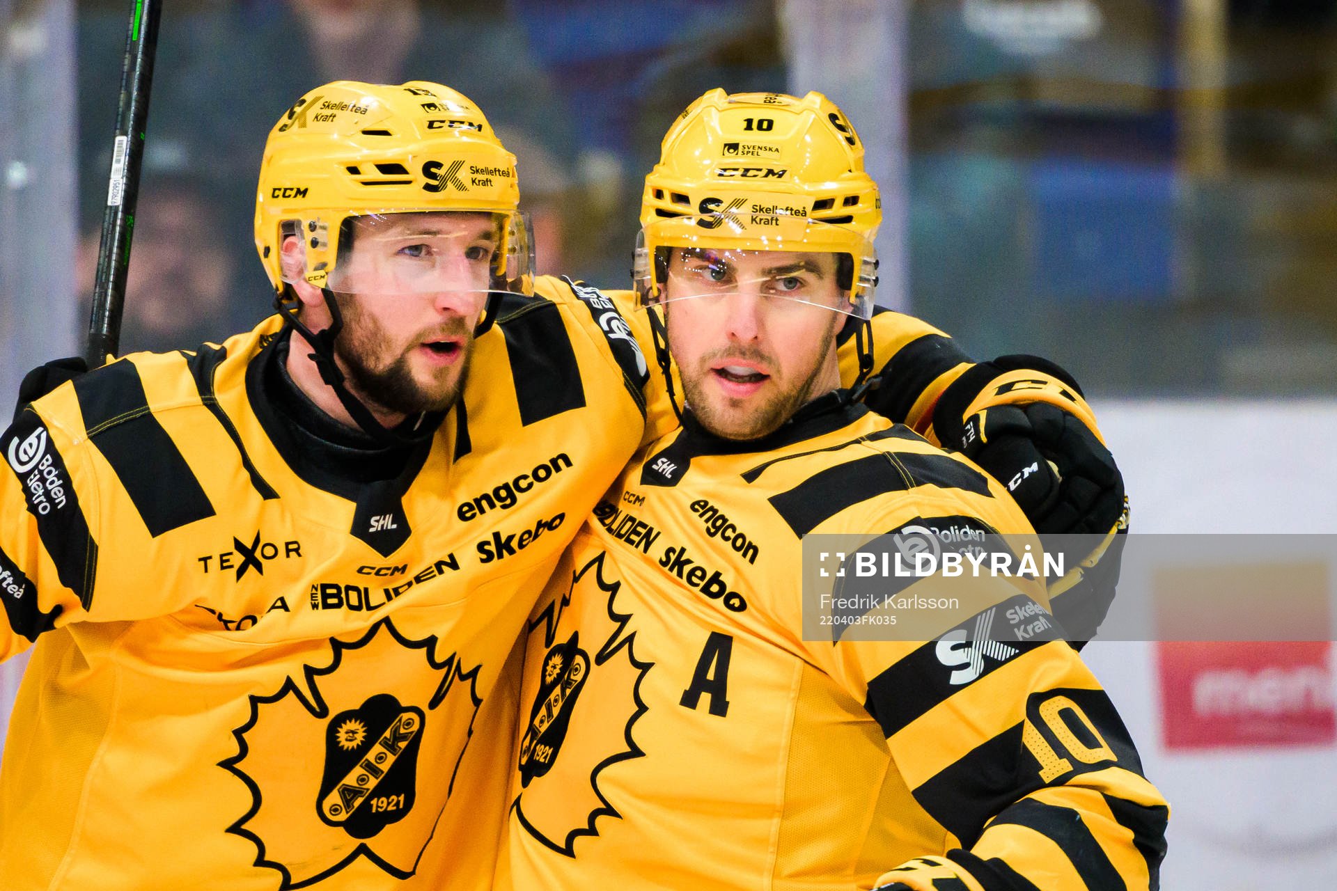 Skellefteås Melker Karlsson och Joakim Lindström jublar