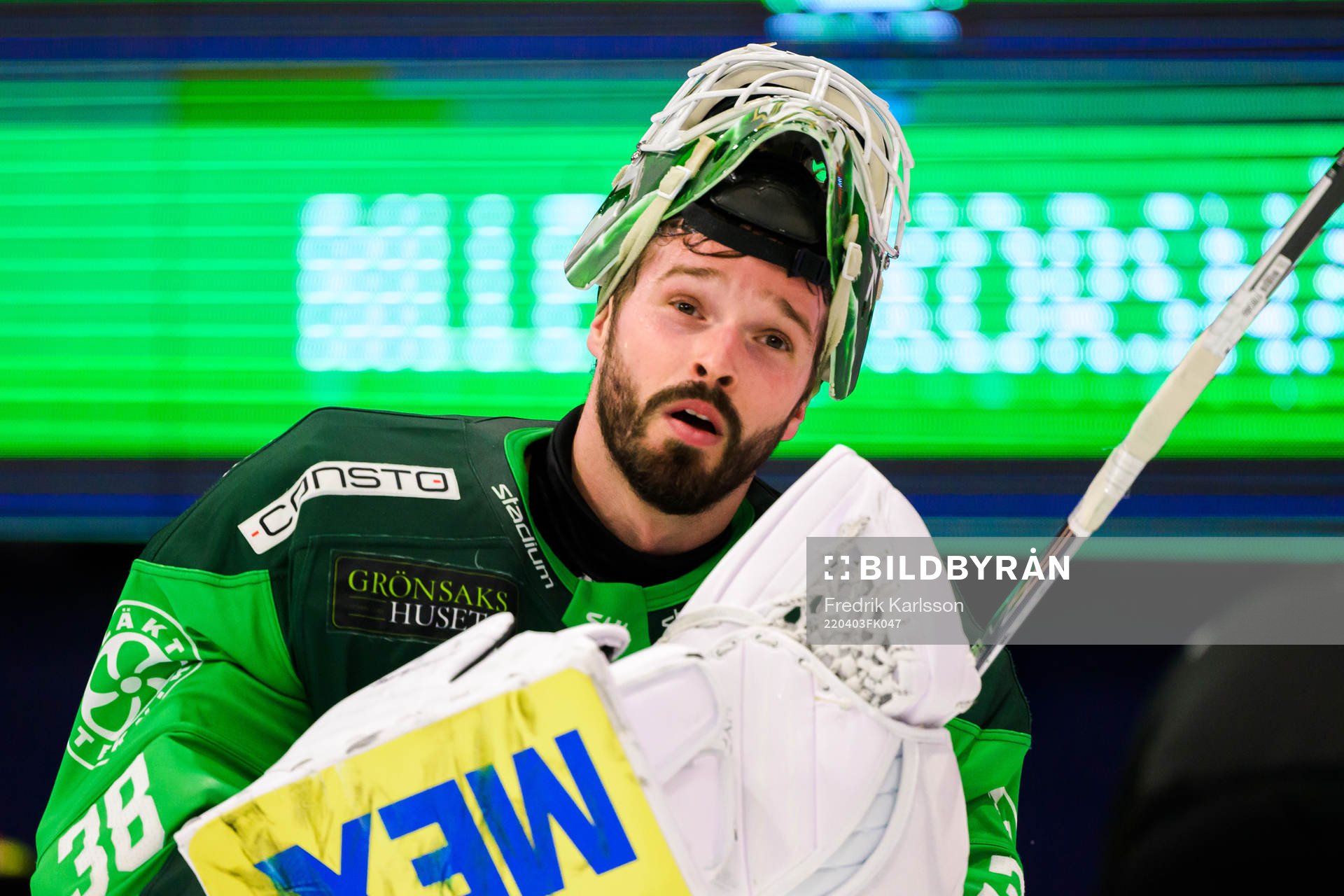 Färjestads målvakt Dominik Furch jublar och tackar