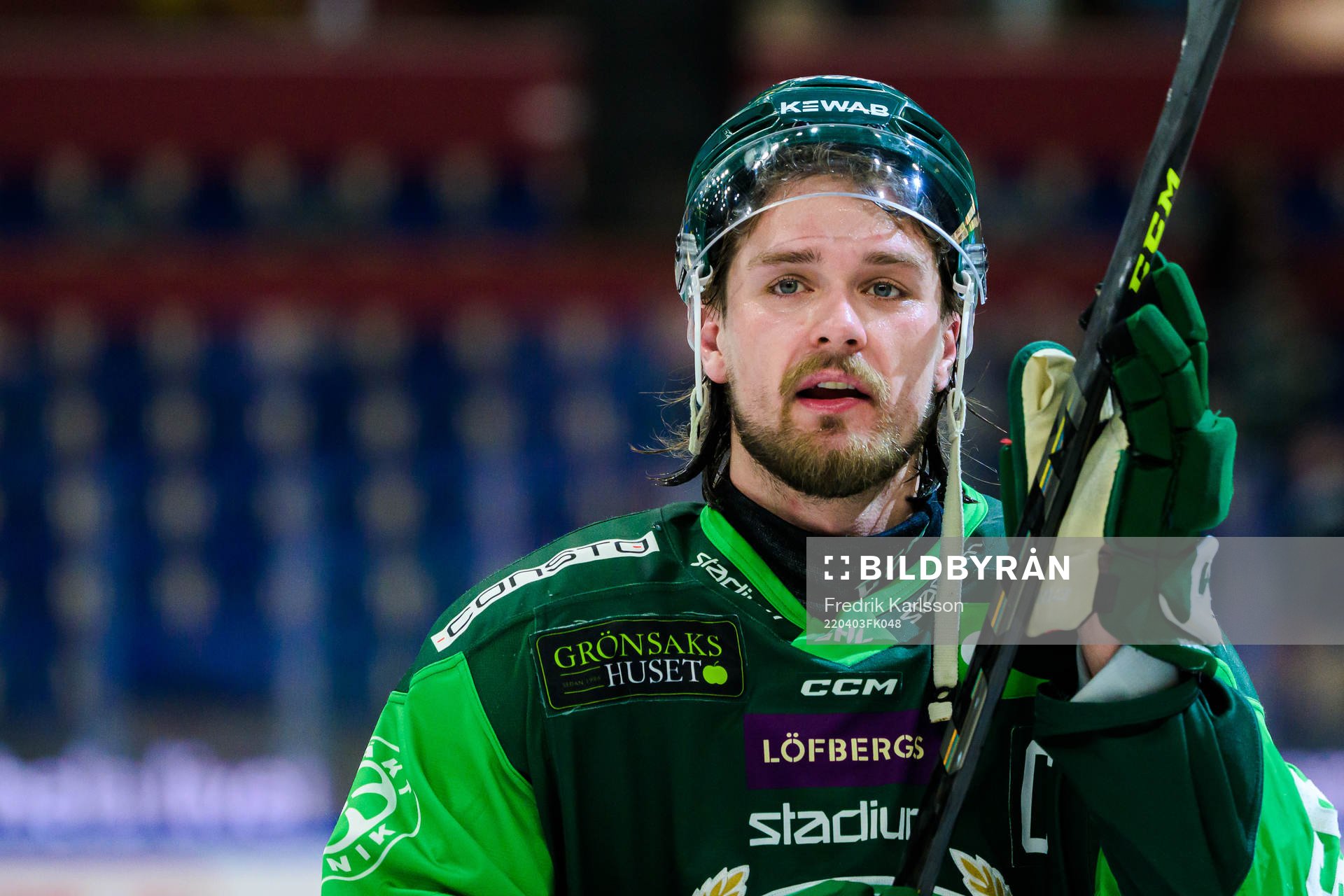 Färjestads Linus Johansson jublar och tackar publiken