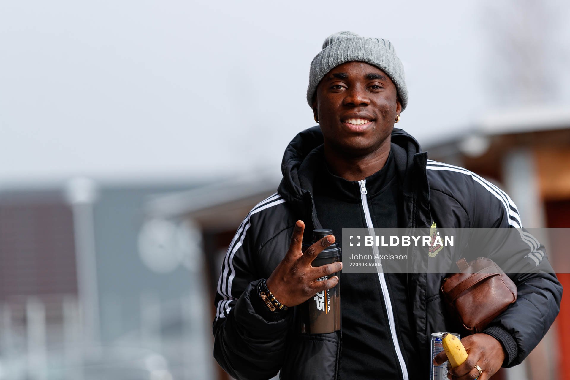 Östersunds Jordan Attah Kadiri anländer till arenan inför fotbollsmatchen i Superettan mellan Östersund och Skövde den 3 april 2022 i Östersund.