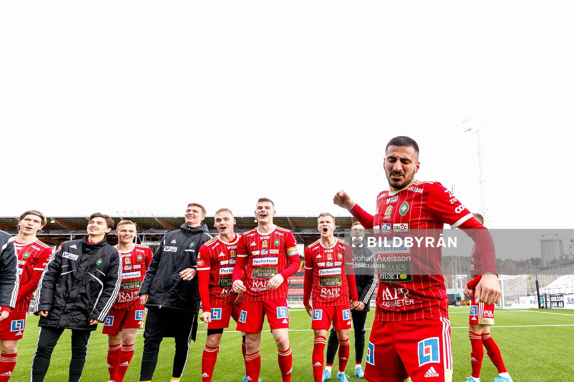 Skövde Elmar Abraham jublar efter fotbollsmatchen i Superettan mellan Östersund och Skövde den 3 april 2022 i Östersund. 