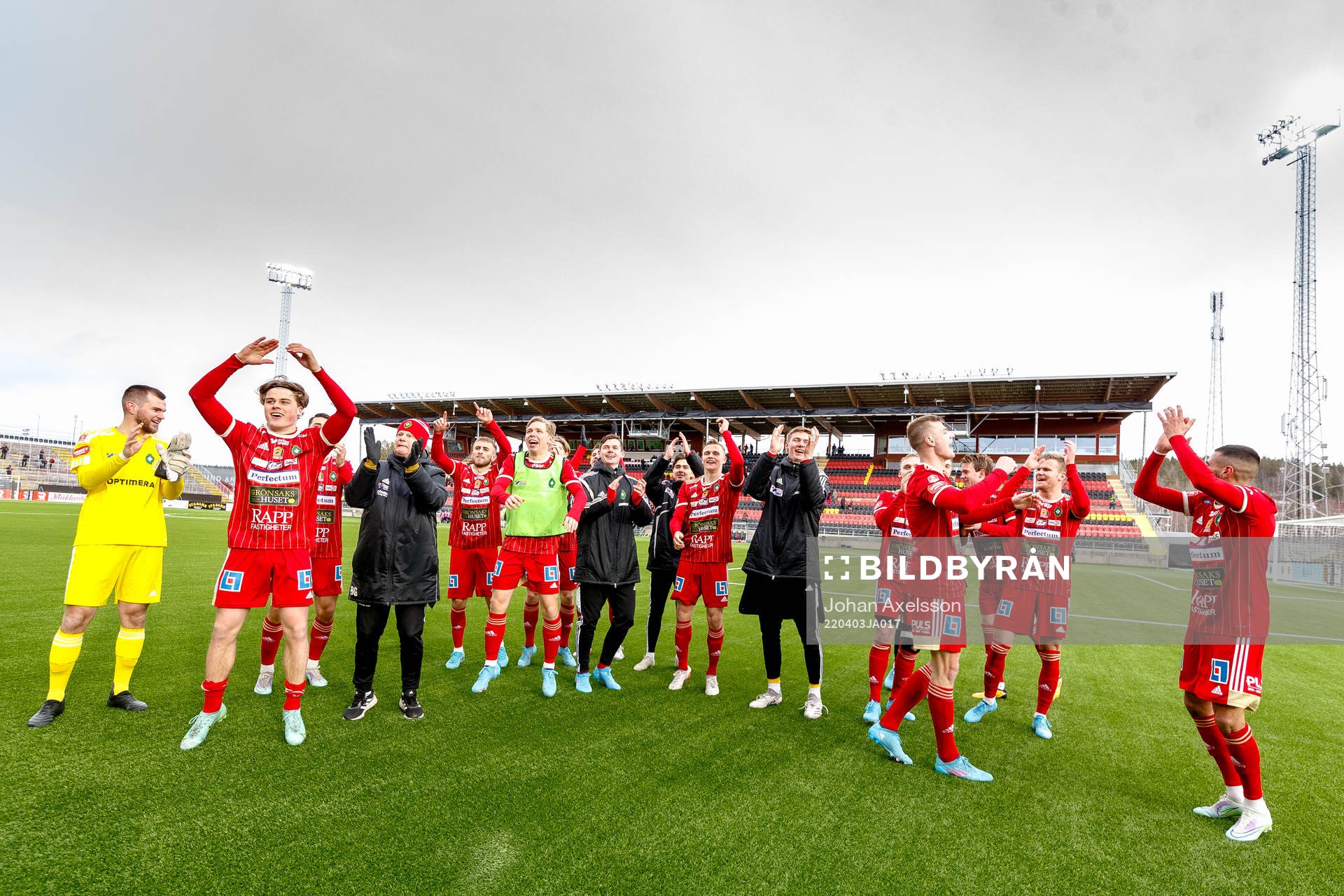 Skövdes spelare jublar efter fotbollsmatchen i Superettan mellan Östersund och Skövde den 3 april 2022 i Östersund. 