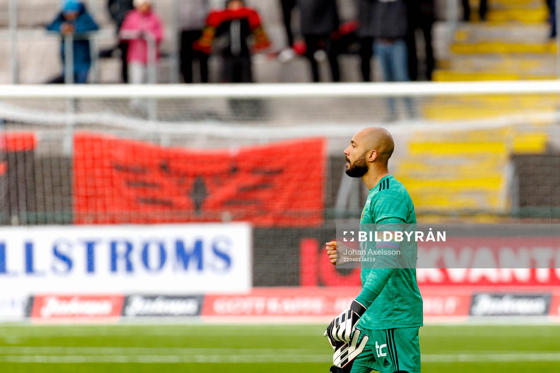 Östersunds målvakt Aly Keita deppar