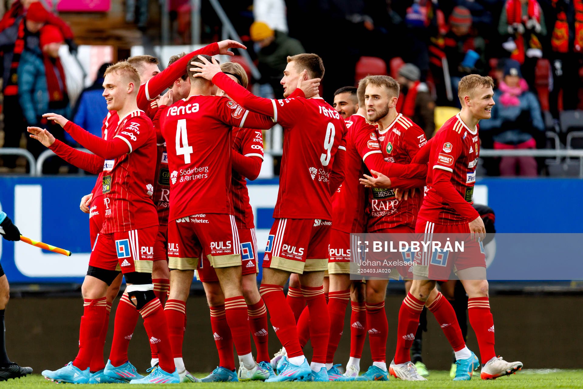 Skövdes spelare jublar efter  fotbollsmatchen i Superettan mellan Östersund och Skövde den 3 april 2022 i Östersund. 