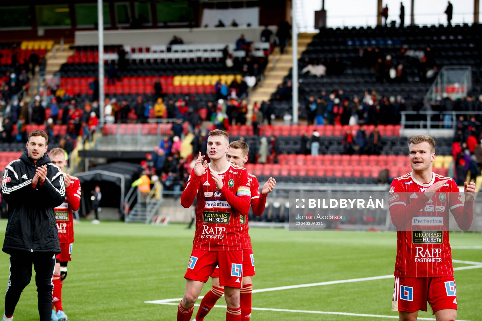 Skövde Filip Schyberg jublar efter fotbollsmatchen i Superettan mellan Östersund och Skövde den 3 april 2022 i Östersund. 