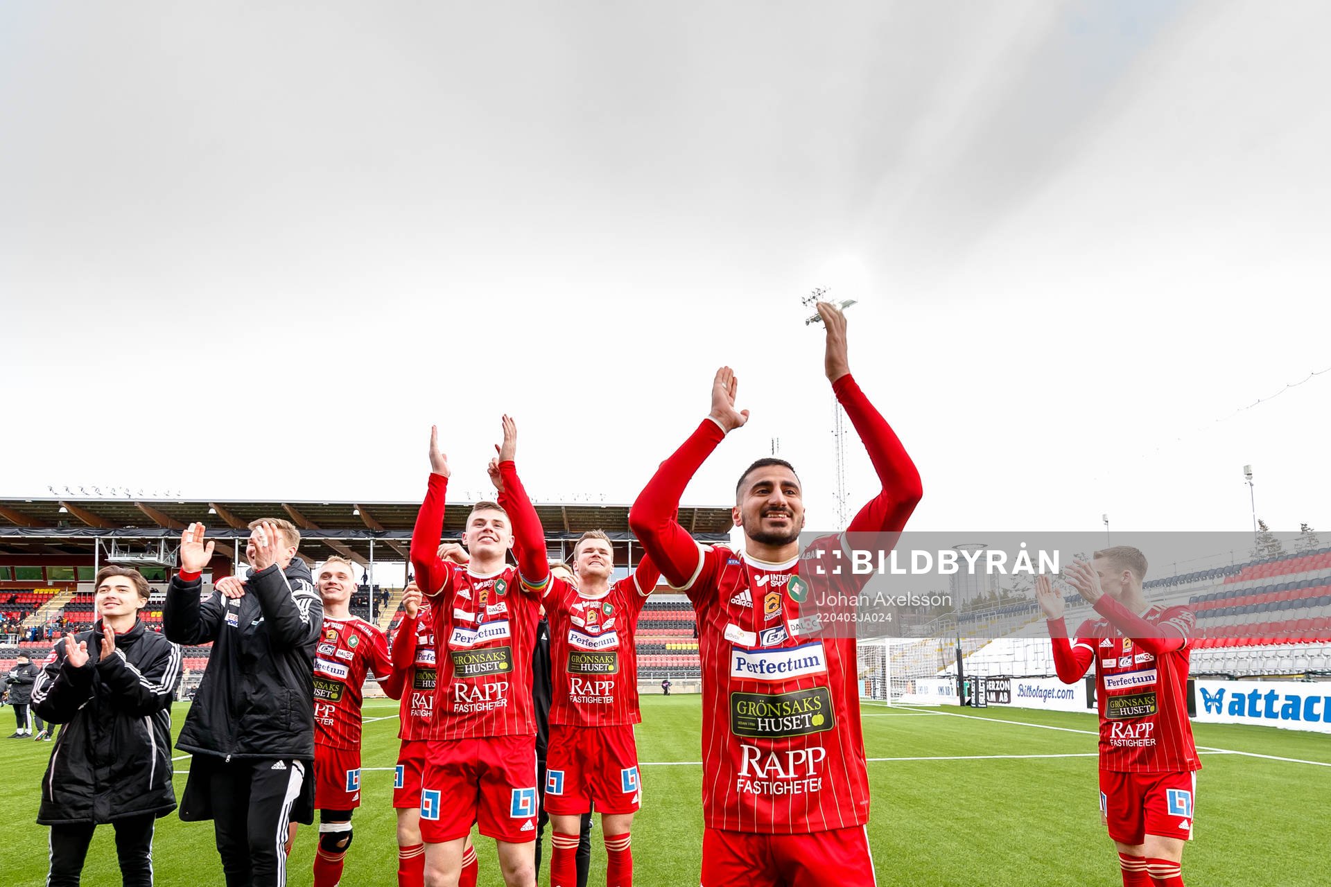 Skövde Elmar Abraham jublar med lagkamrater efer