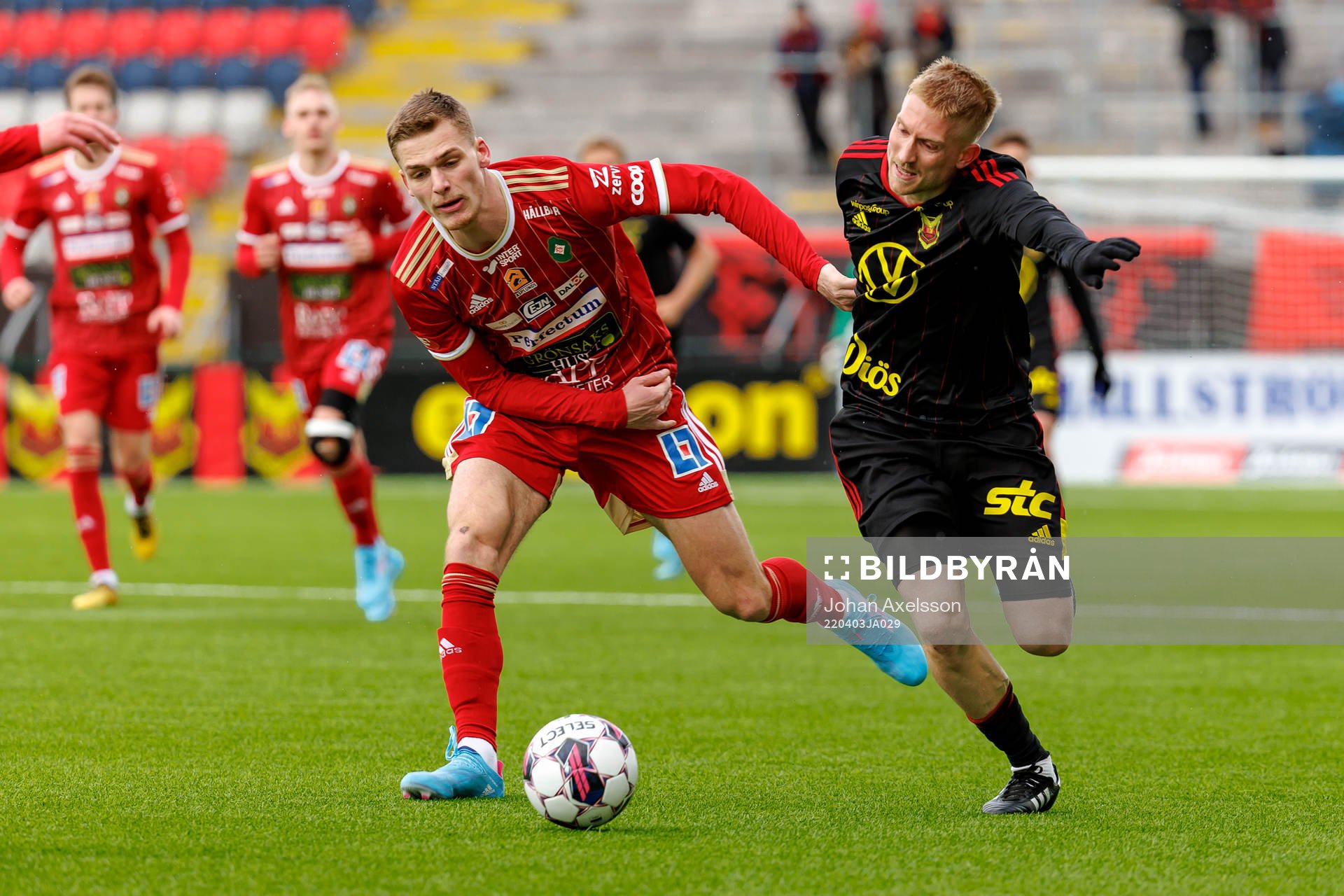 Skövde Villiam Granath i kamp med Östersunds Simon Kroon under fotbollsmatchen i Superettan mellan Östersund och Skövde den 3 april 2022 i Östersund.